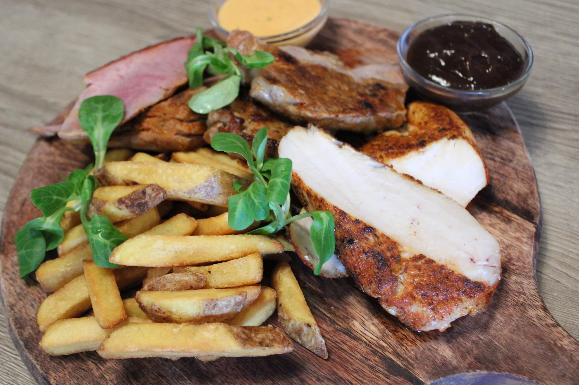 Vepřová panenka nebo masové prkno s pivem pro 2 osoby: krkovička, kuřecí i svíčková