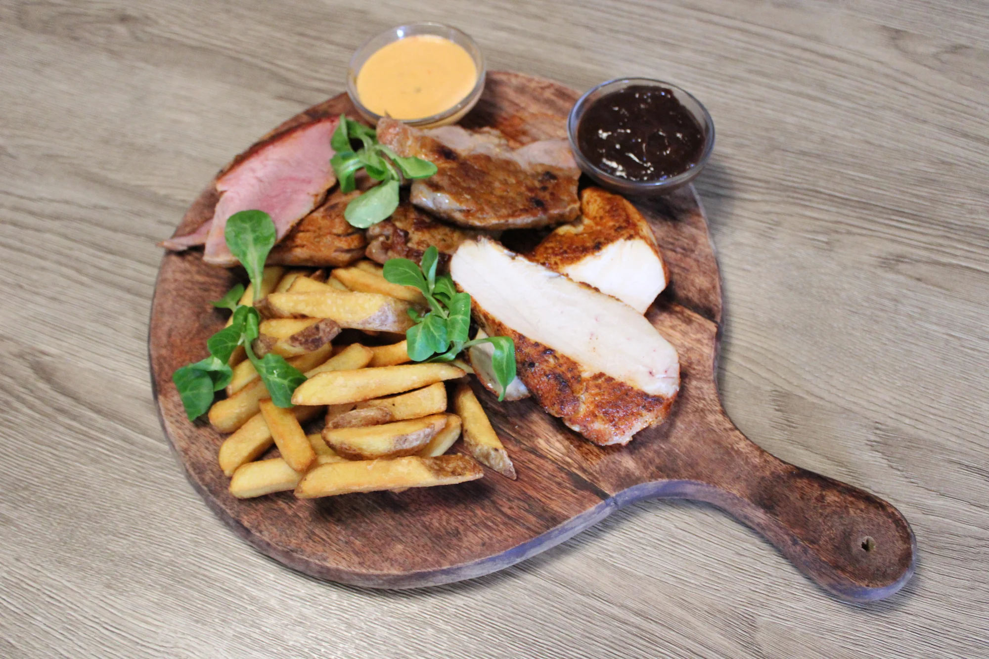 Vepřová panenka nebo masové prkno s pivem pro 2 osoby: krkovička, kuřecí i svíčková