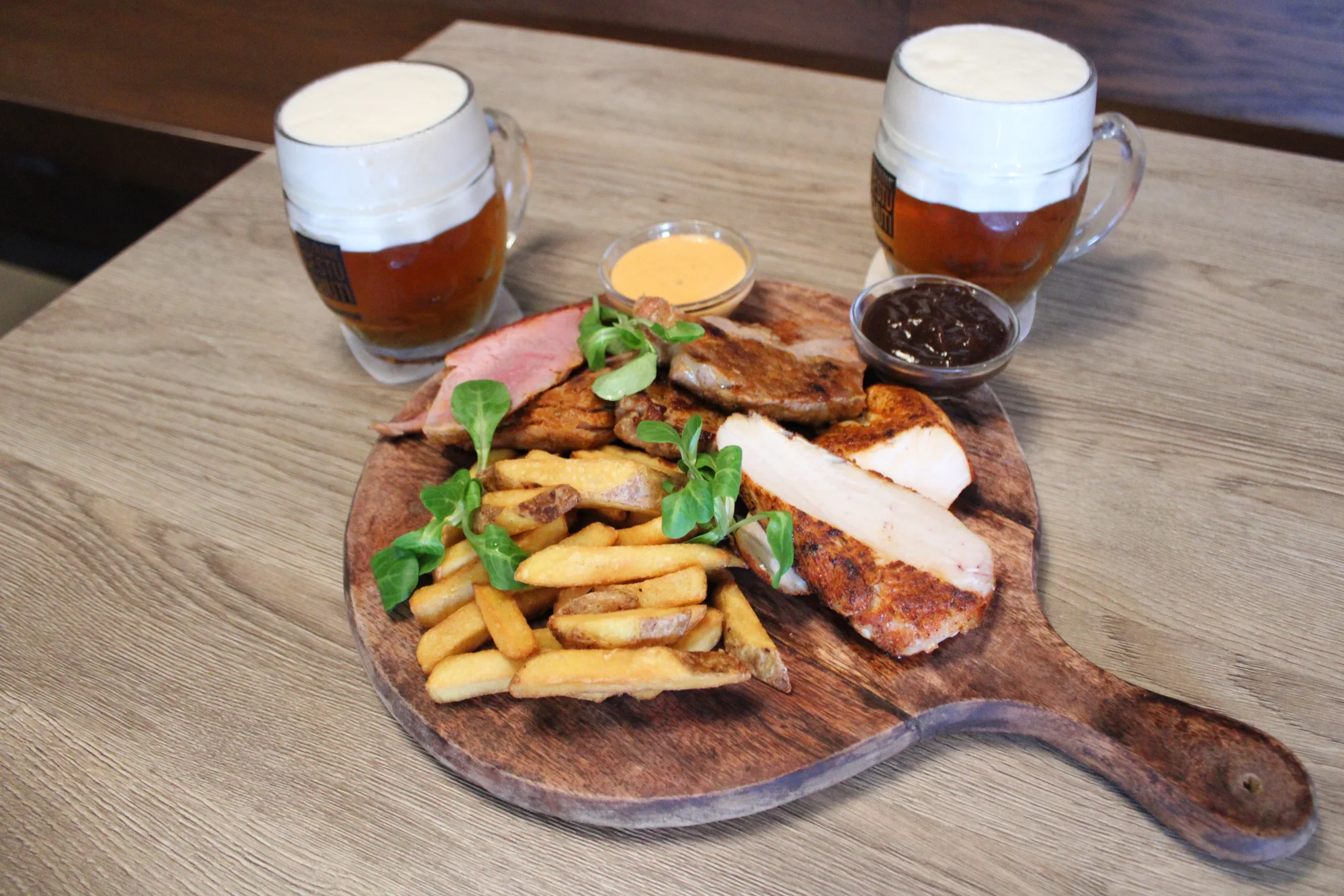 Vepřová panenka nebo masové prkno s pivem pro 2 osoby: krkovička, kuřecí i svíčková