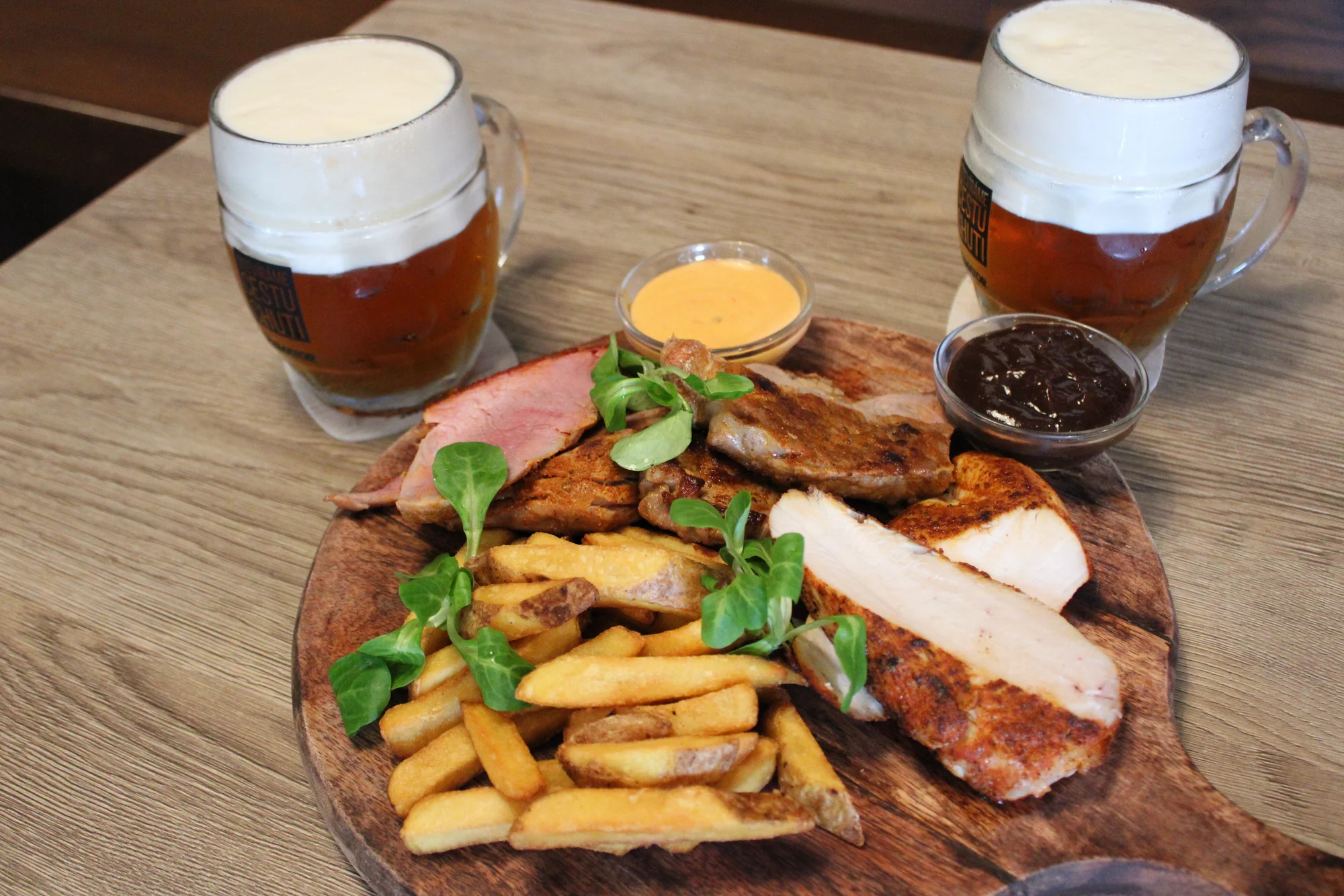 Vepřová panenka nebo masové prkno s pivem pro 2 osoby: krkovička, kuřecí i svíčková