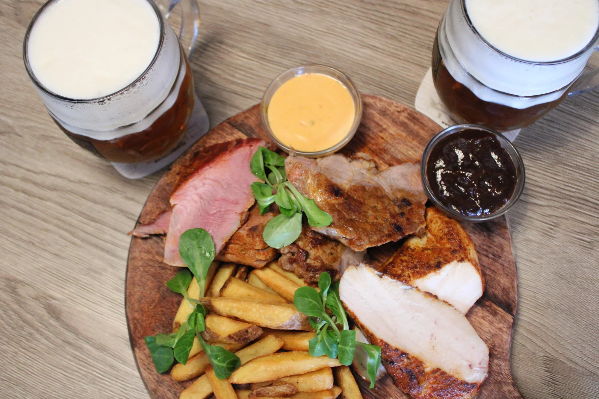 Vepřová panenka nebo masové prkno s pivem pro 2 osoby: krkovička, kuřecí i svíčková