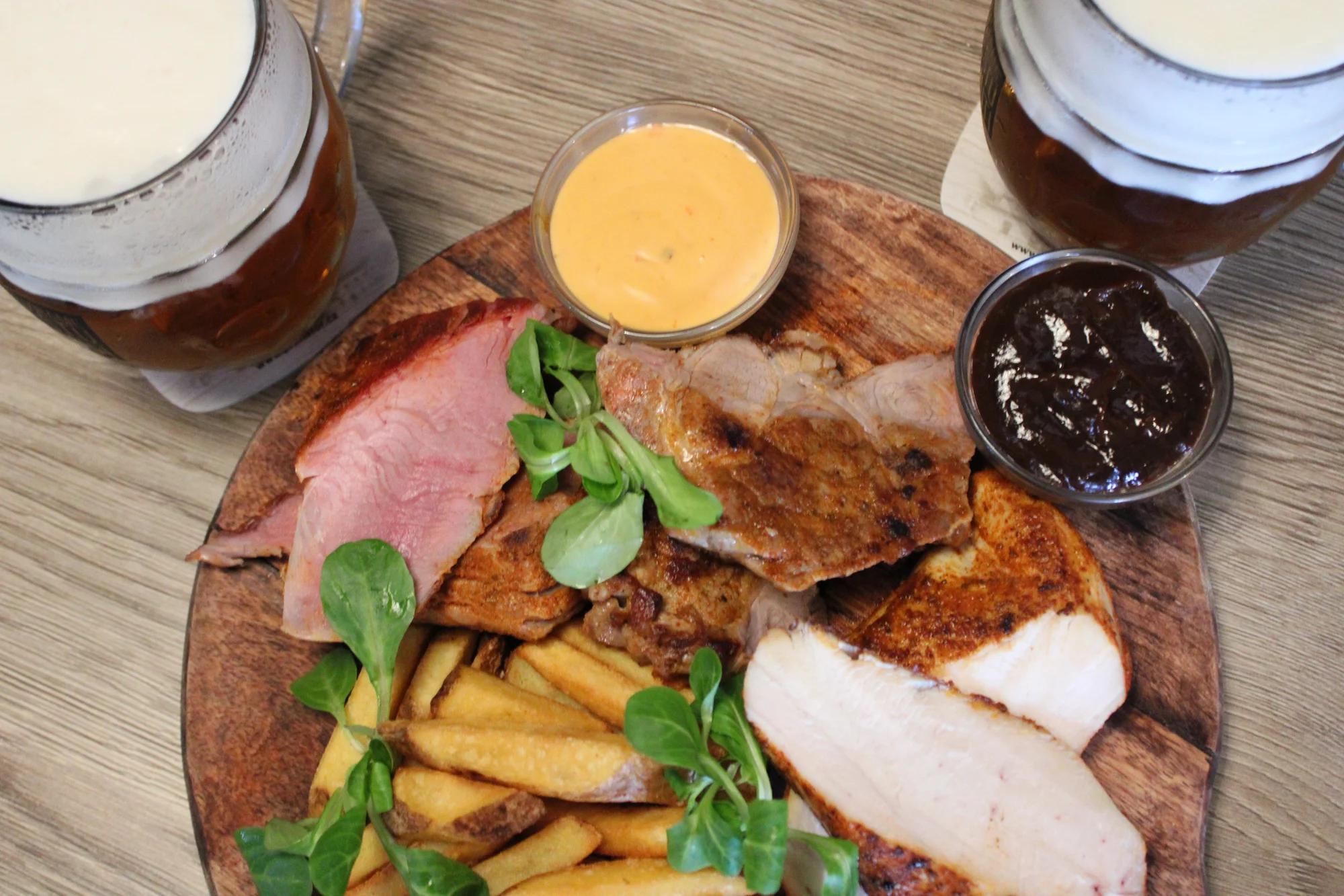 Vepřová panenka nebo masové prkno s pivem pro 2 osoby: krkovička, kuřecí i svíčková