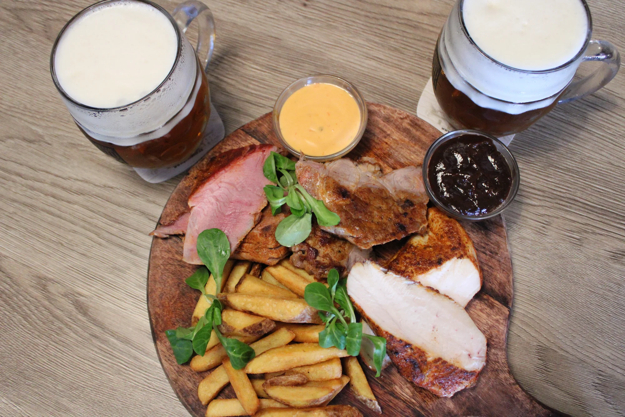 Vepřová panenka nebo masové prkno s pivem pro 2 osoby: krkovička, kuřecí i svíčková