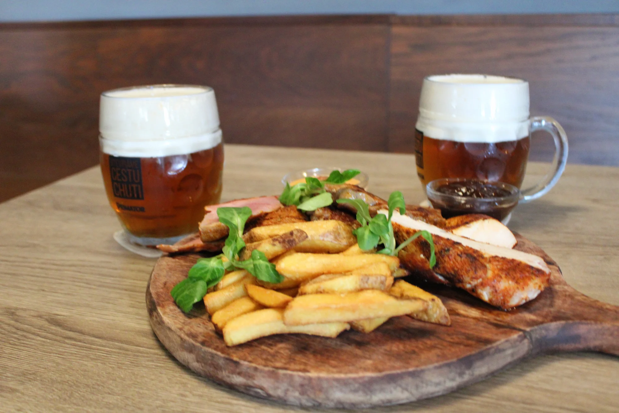 Vepřová panenka nebo masové prkno s pivem pro 2 osoby: krkovička, kuřecí i svíčková