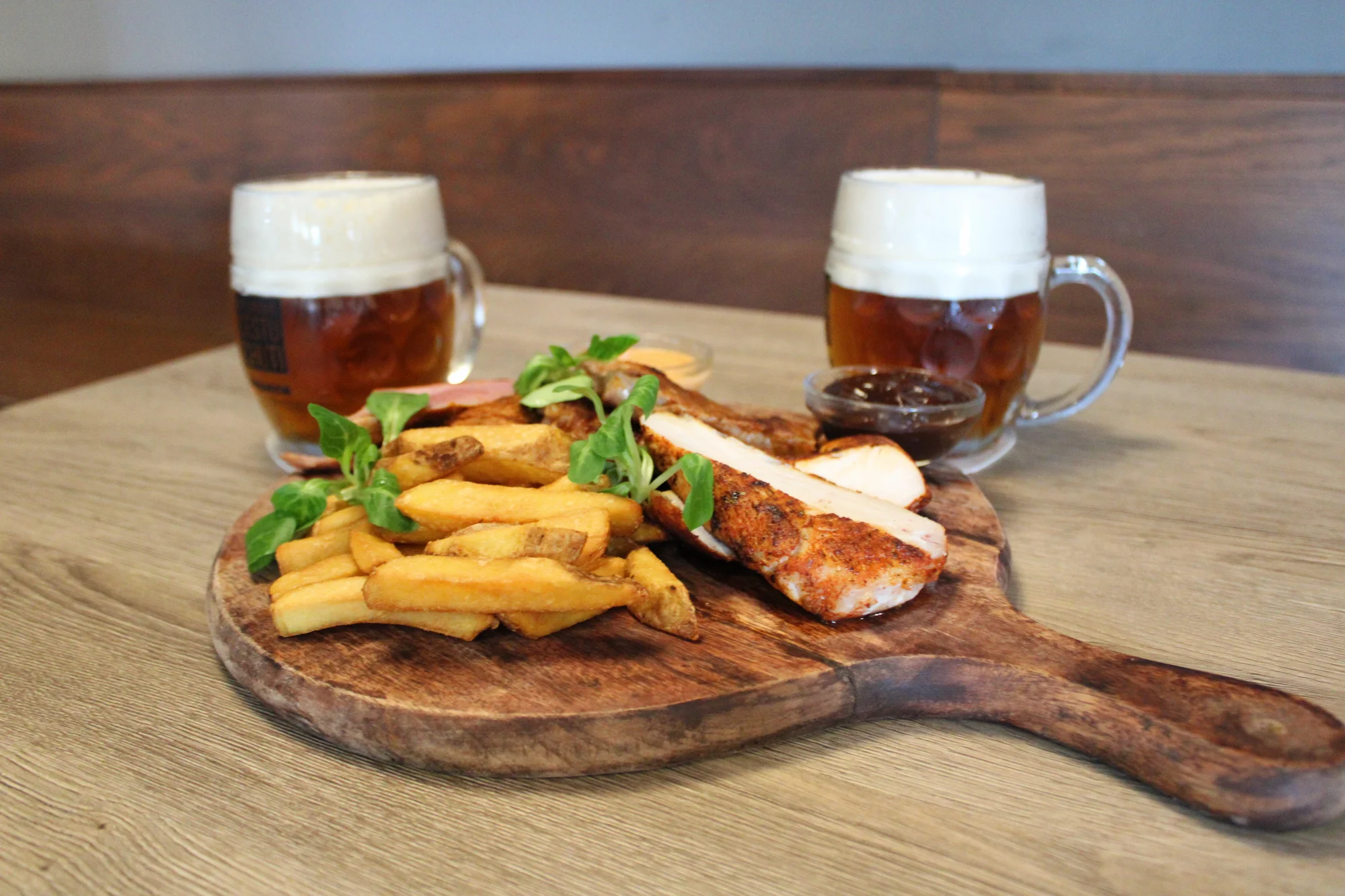 Vepřová panenka nebo masové prkno s pivem pro 2 osoby: krkovička, kuřecí i svíčková