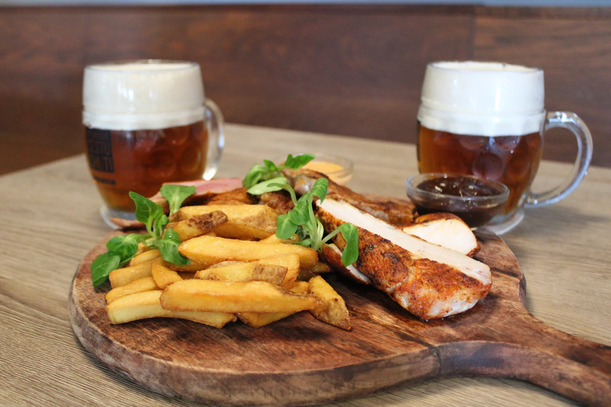 Vepřová panenka nebo masové prkno s pivem pro 2 osoby: krkovička, kuřecí i svíčková