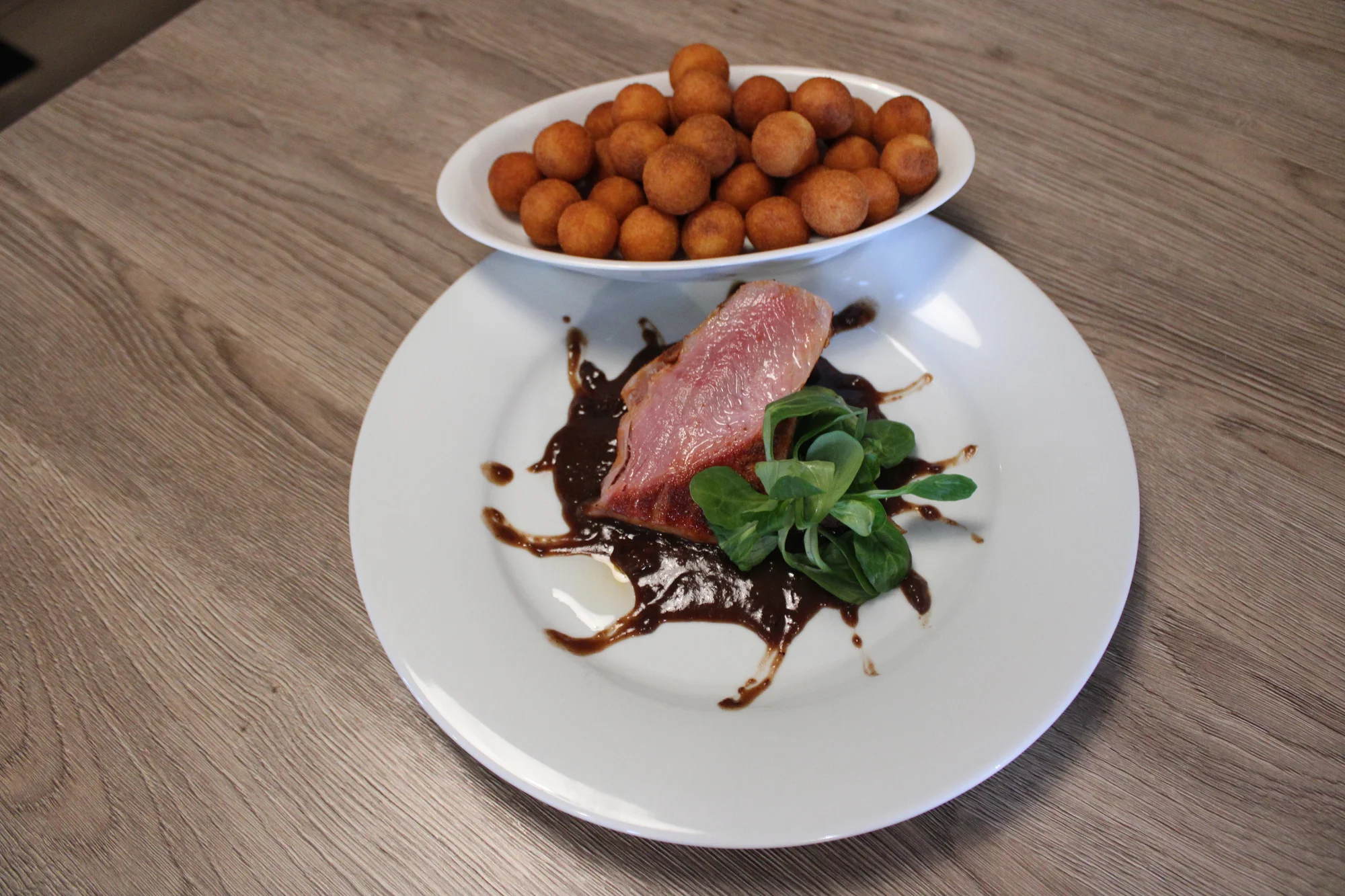 Vepřová panenka nebo masové prkno s pivem pro 2 osoby: krkovička, kuřecí i svíčková