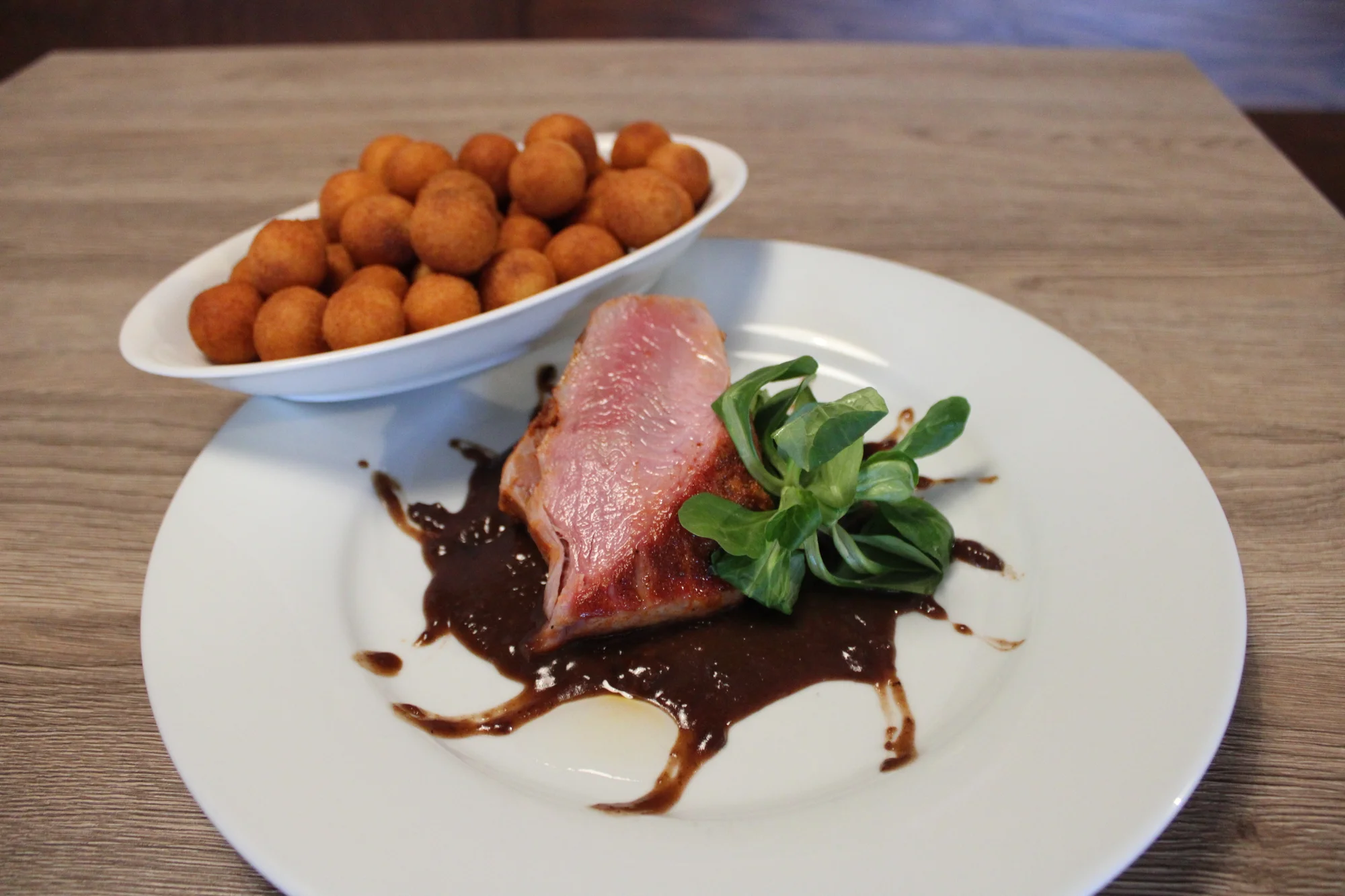 Vepřová panenka nebo masové prkno s pivem pro 2 osoby: krkovička, kuřecí i svíčková