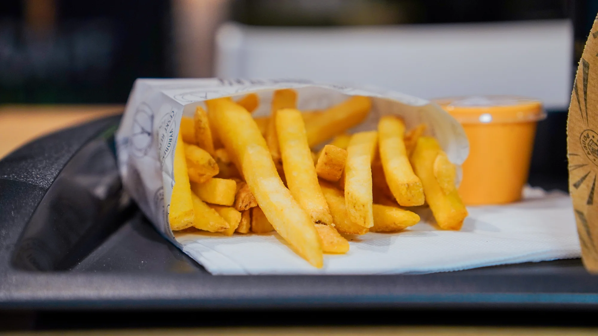 Burger menu: 100% hovězí z českého chovu, americká BBQ omáčka, hranolky i nápoj, 2 pobočky
