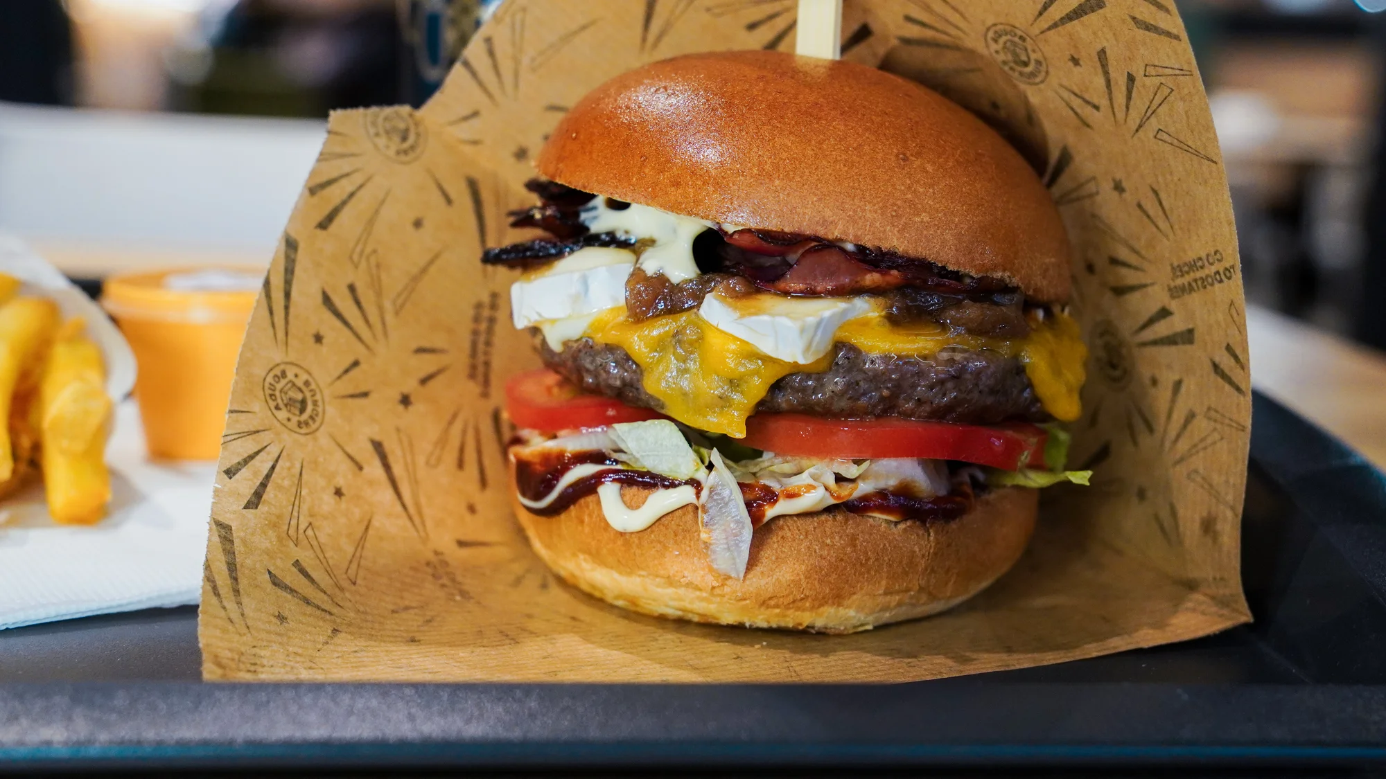 Burger menu: 100% hovězí z českého chovu, americká BBQ omáčka, hranolky i nápoj, 2 pobočky