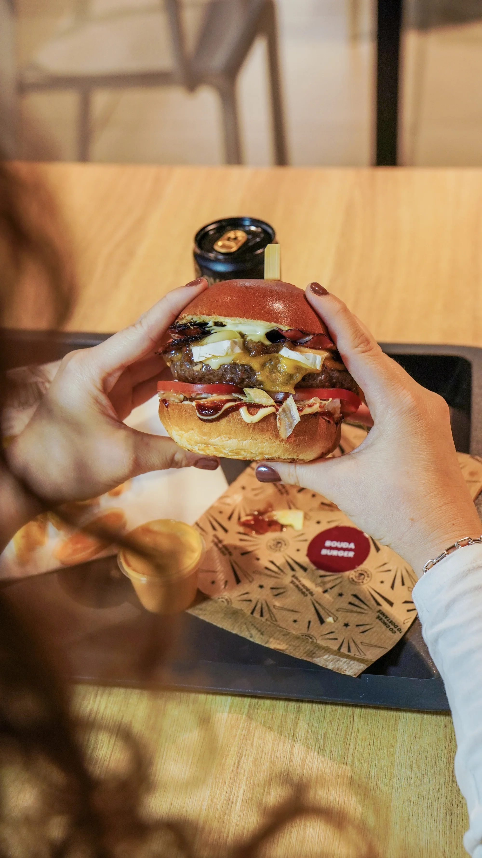 Burger menu: 100% hovězí z českého chovu, americká BBQ omáčka, hranolky i nápoj, 2 pobočky