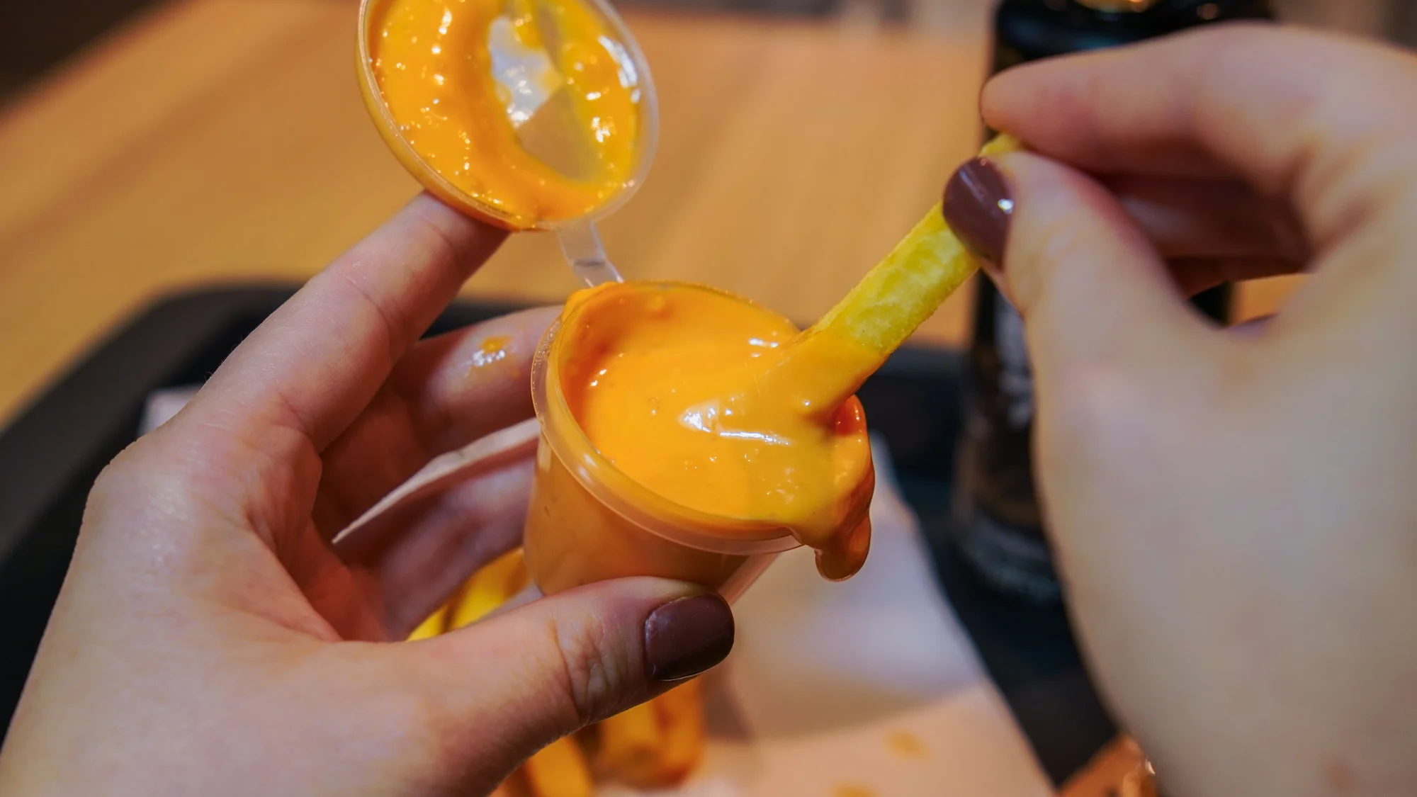 Burger menu: 100% hovězí z českého chovu, americká BBQ omáčka, hranolky i nápoj, 2 pobočky