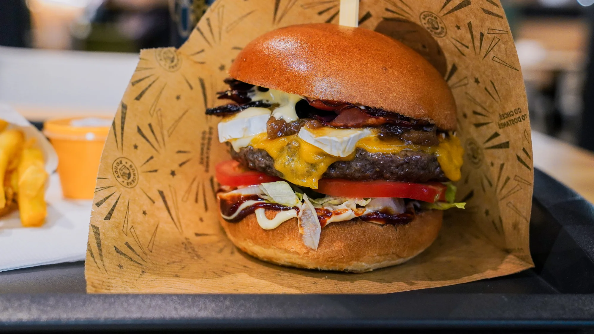 Burger menu: 100% hovězí z českého chovu, americká BBQ omáčka, hranolky i nápoj, 2 pobočky