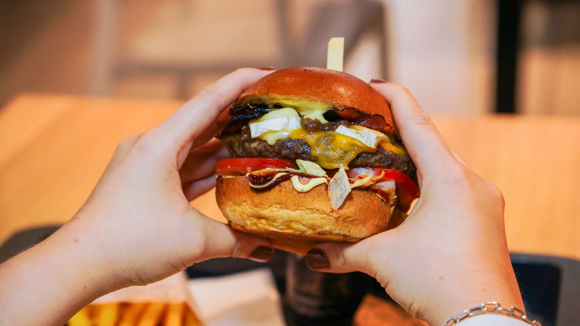 Burger menu: 100% hovězí z českého chovu, americká BBQ omáčka, hranolky i nápoj, 2 pobočky