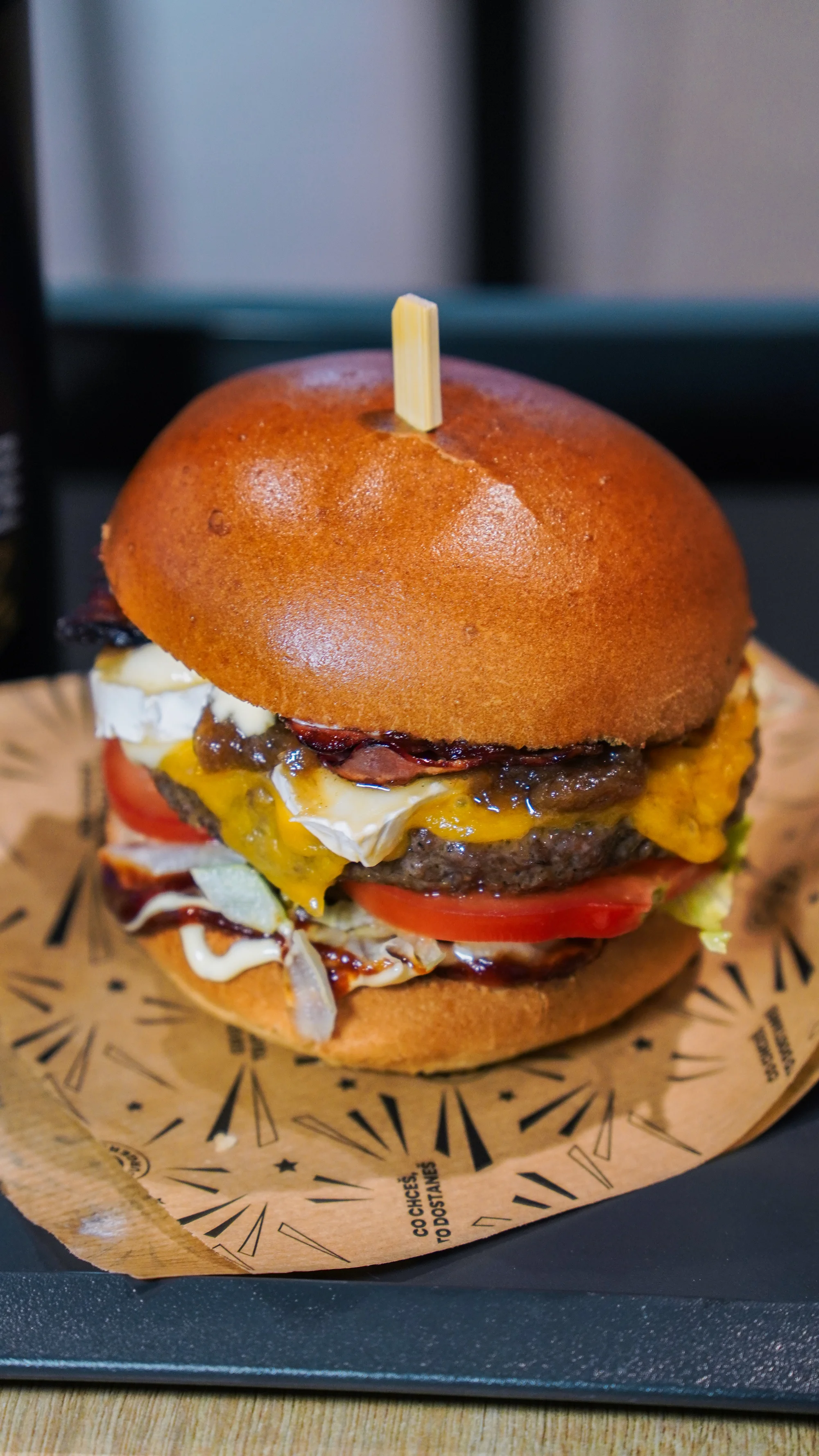 Burger menu: 100% hovězí z českého chovu, americká BBQ omáčka, hranolky i nápoj, 2 pobočky