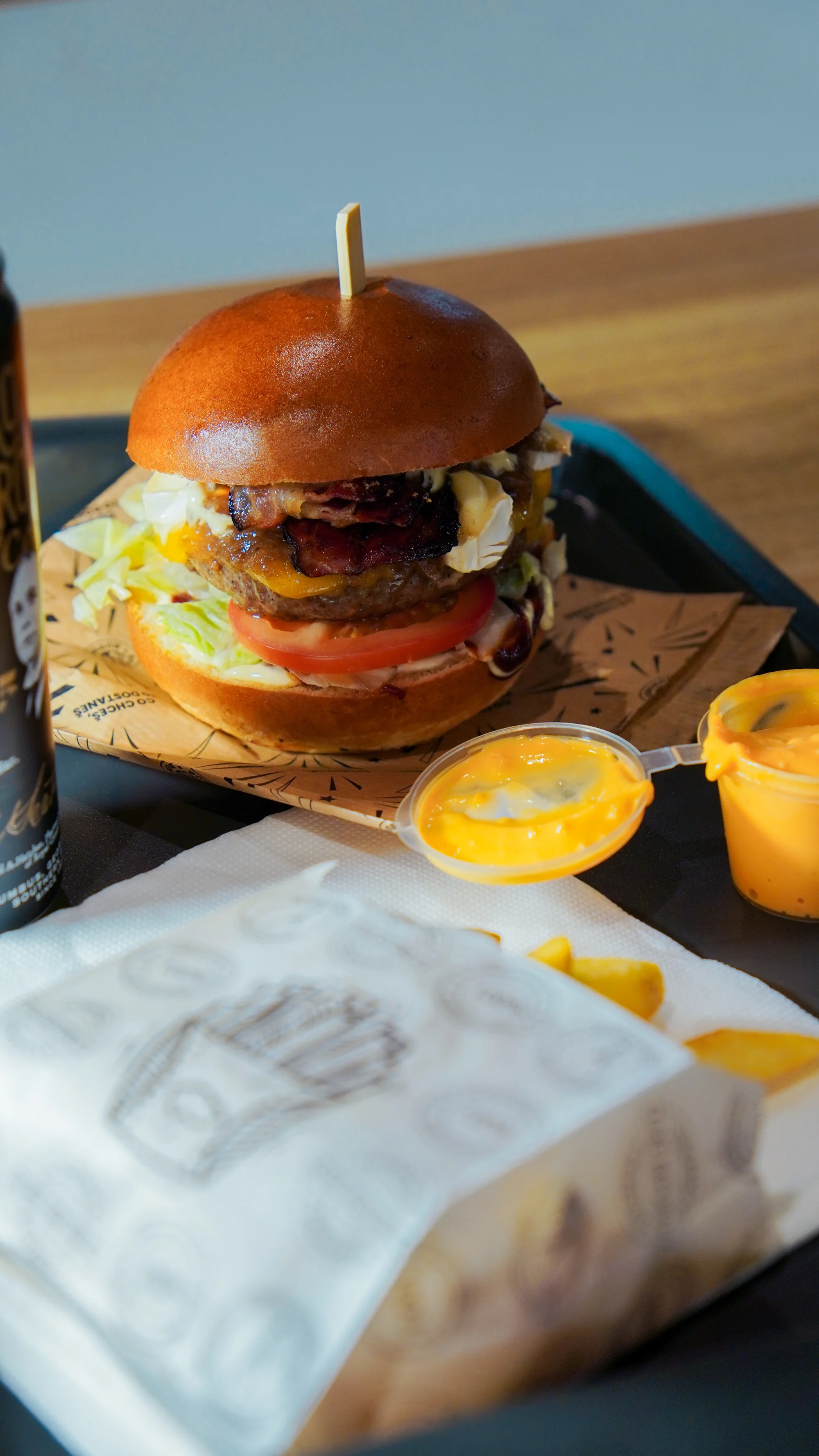 Burger menu: 100% hovězí z českého chovu, americká BBQ omáčka, hranolky i nápoj, 2 pobočky