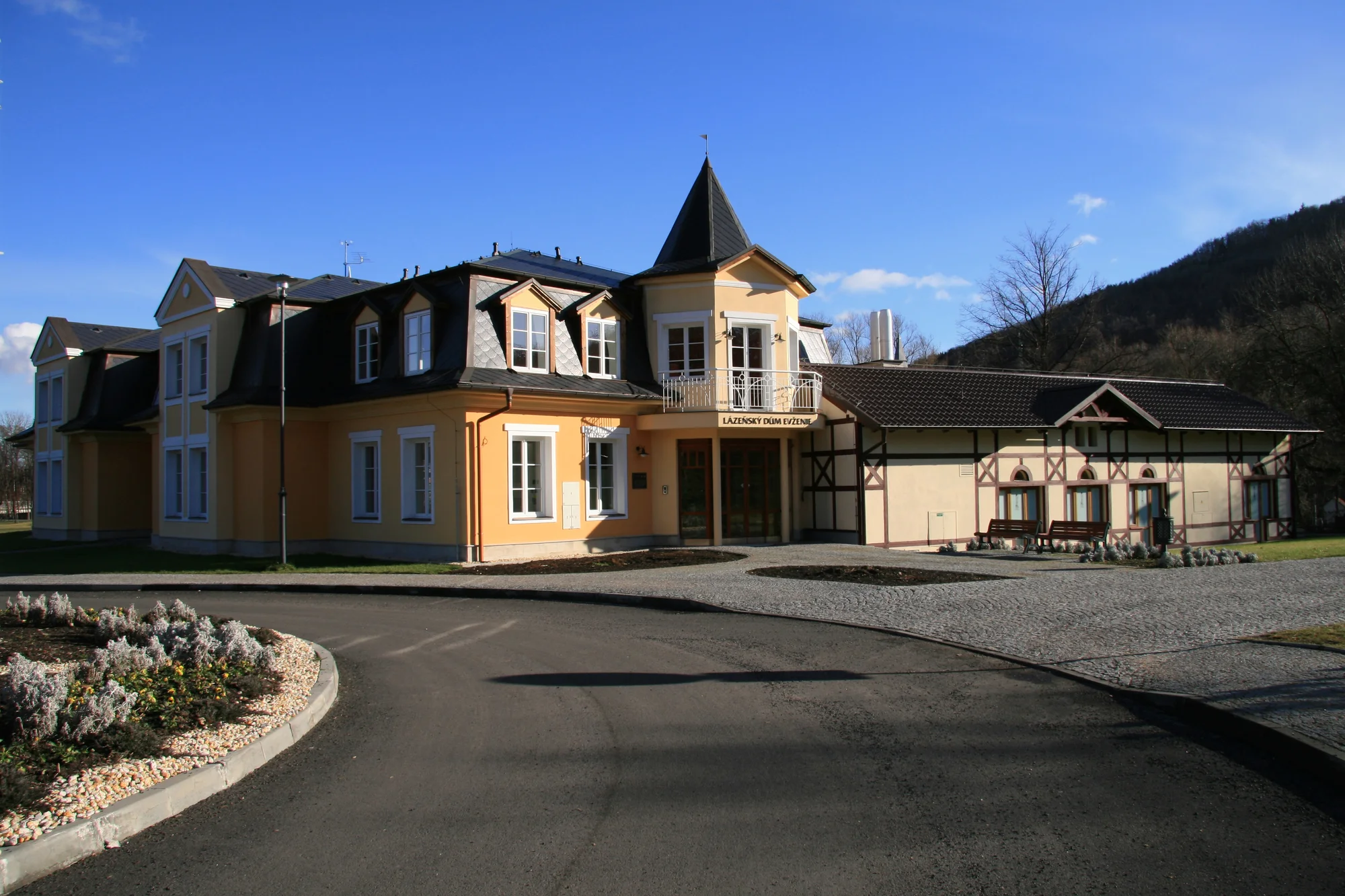 Lázeňský pobyt v Klášterci nad Ohří: snídaně či polopenze, vstup do bazénu s vířivkou a solné jeskyně