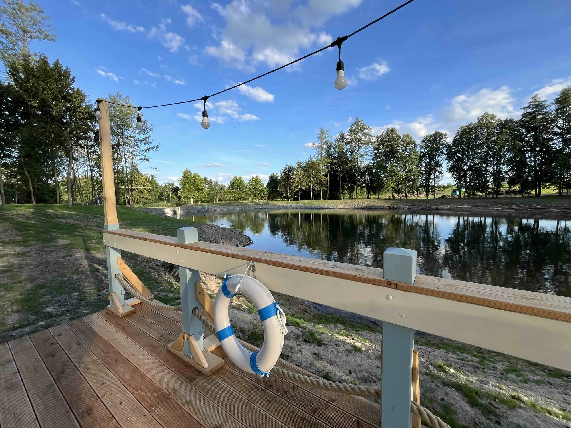 Glamping na farmě v Posázaví pro 5 osob: luxusní stan s výhledem na pastviny a koupací biotop