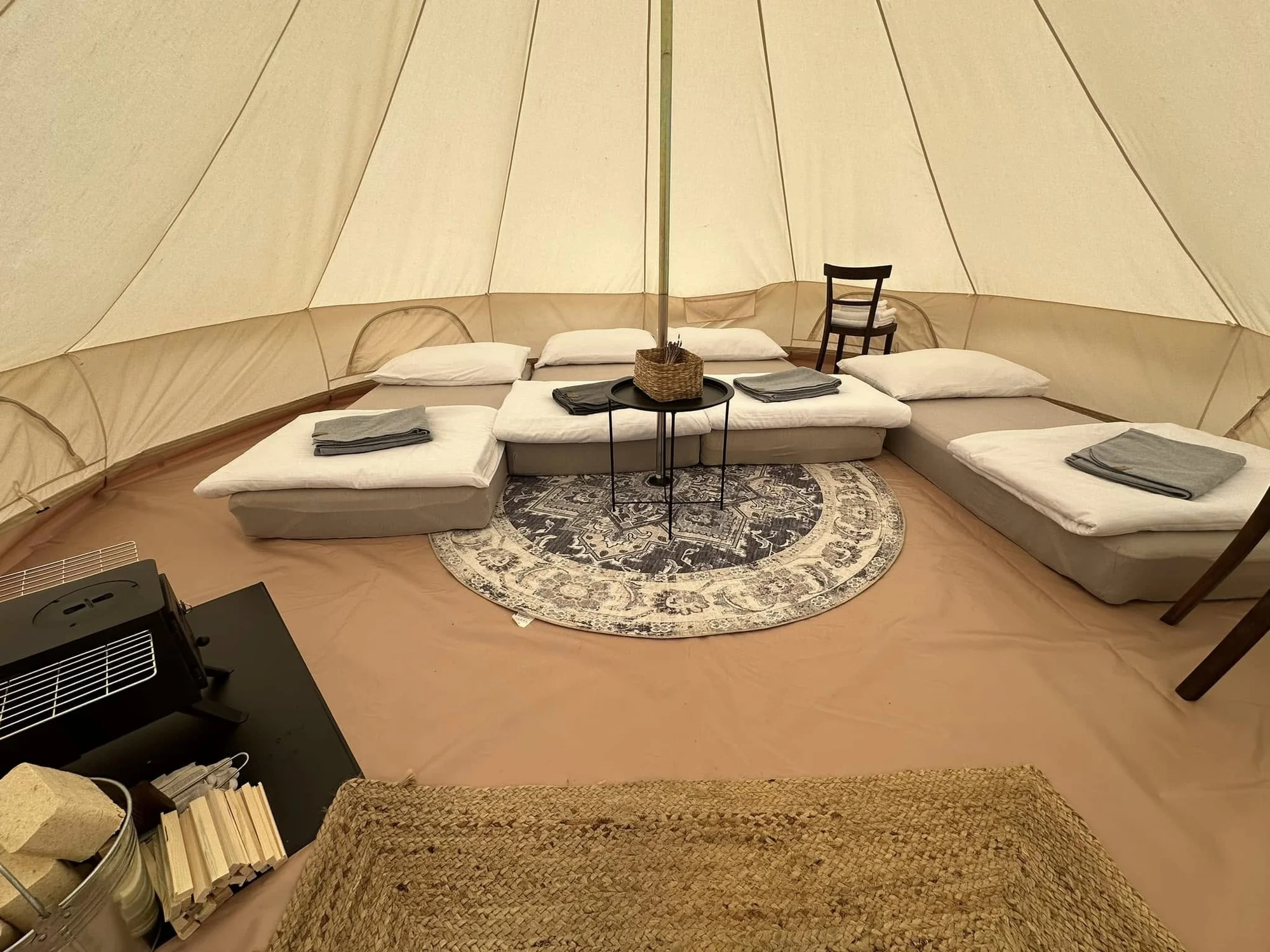 Glamping na farmě v Posázaví pro 5 osob: luxusní stan s výhledem na pastviny a koupací biotop