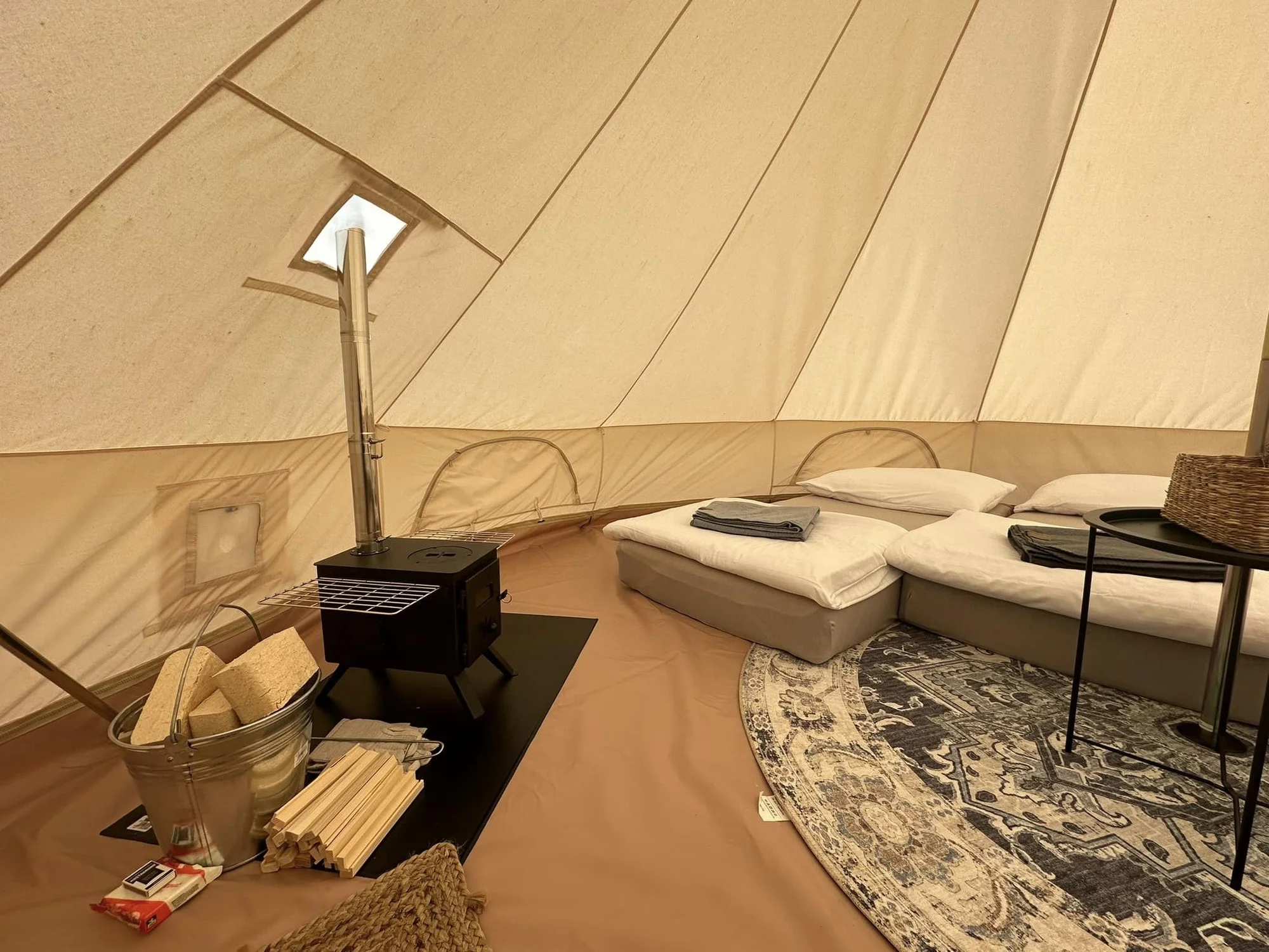 Glamping na farmě v Posázaví pro 5 osob: luxusní stan s výhledem na pastviny a koupací biotop