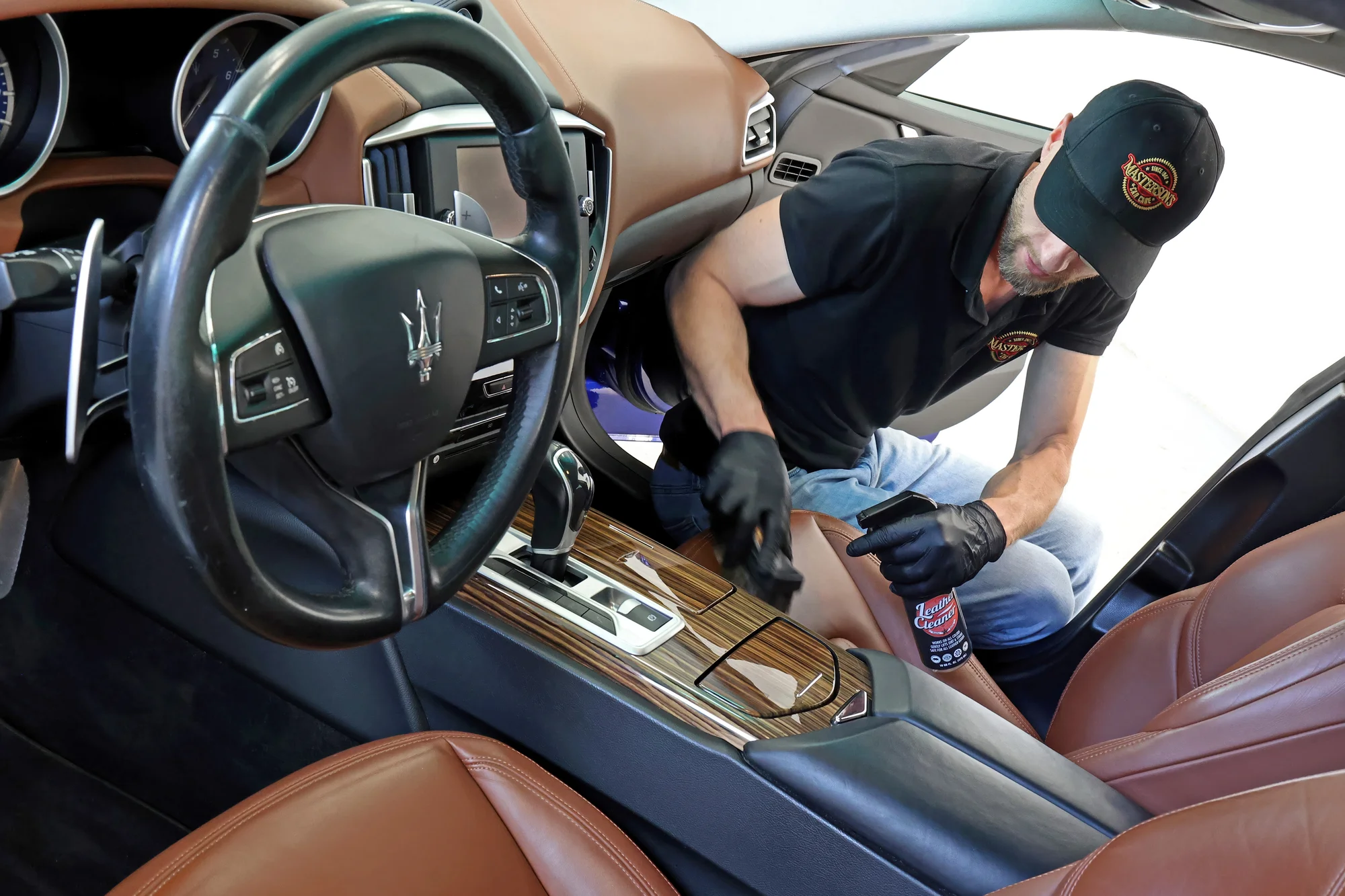 Kompletní a detailní čištění automobilu vč. tepování a voskování: malé, střední i velké vozy