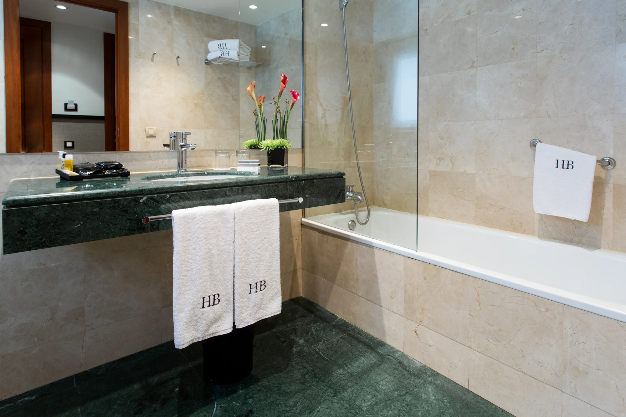 Dovolená v Barceloně: 4* hotel s bohatou snídaní a saunou, 2 km od Sagrada Família