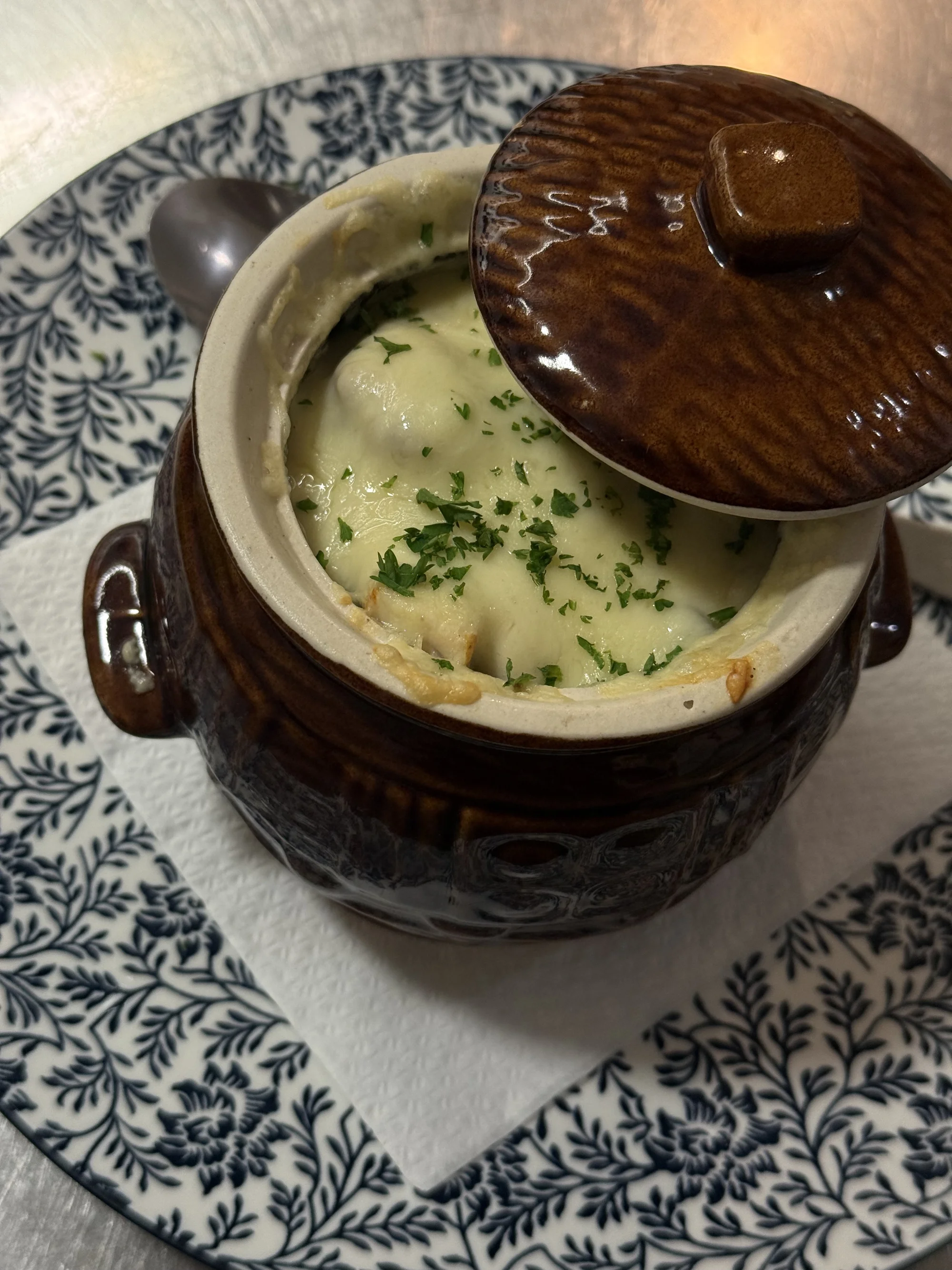 3chod. menu pro 1 či 2 osoby: boršč, bramboráčky v hrnečku i hruška Belle Hélène