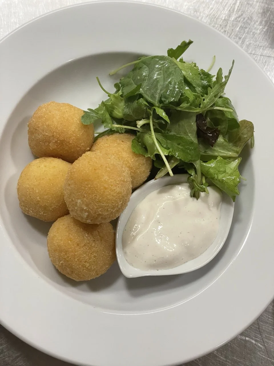 3chod. menu pro 1 či 2 osoby: boršč, bramboráčky v hrnečku i hruška Belle Hélène