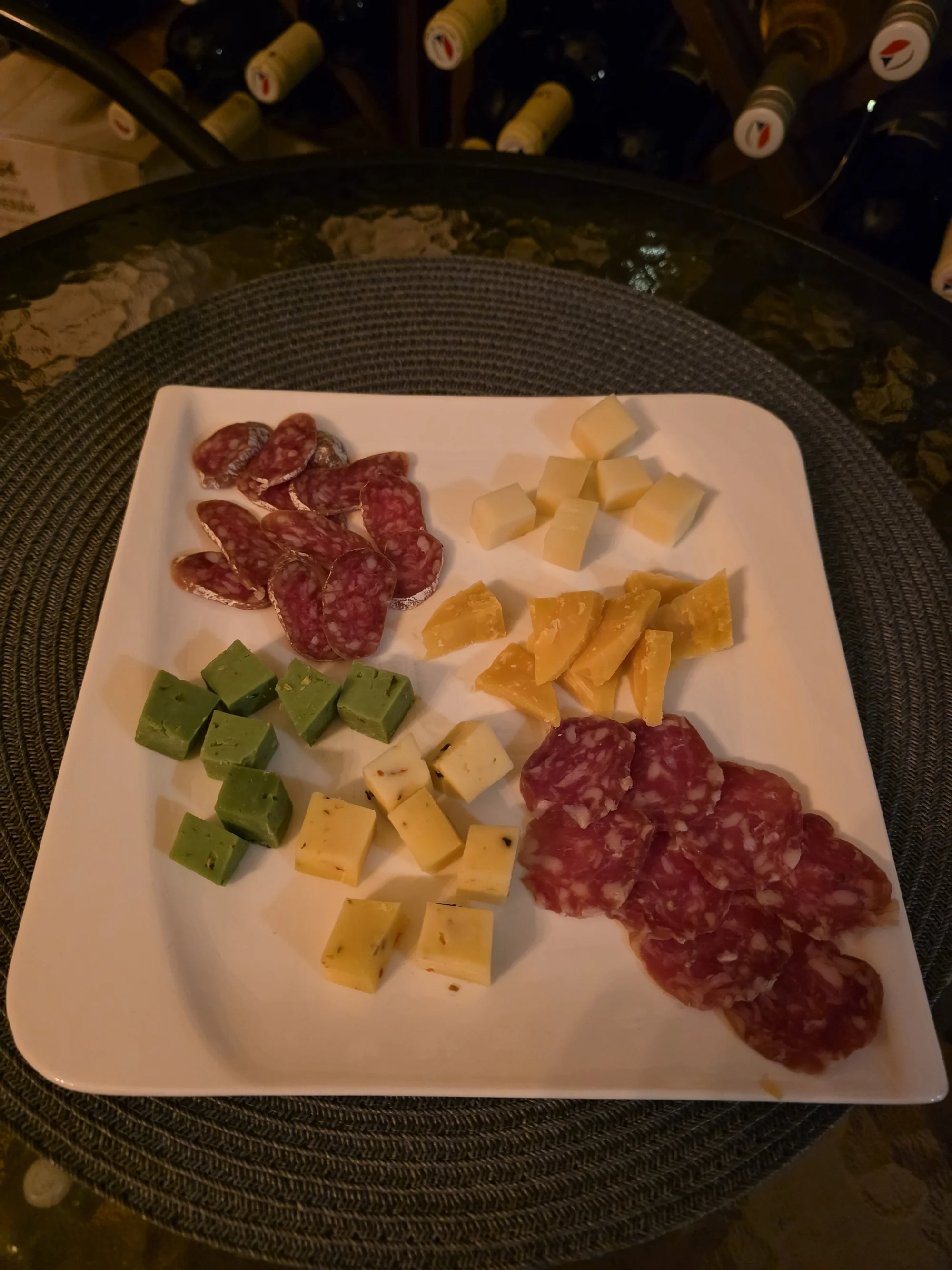 Posezení ve vinárně: 0,5 l vína z rodinného vinařství a degustační sýrovo-salámový talíř