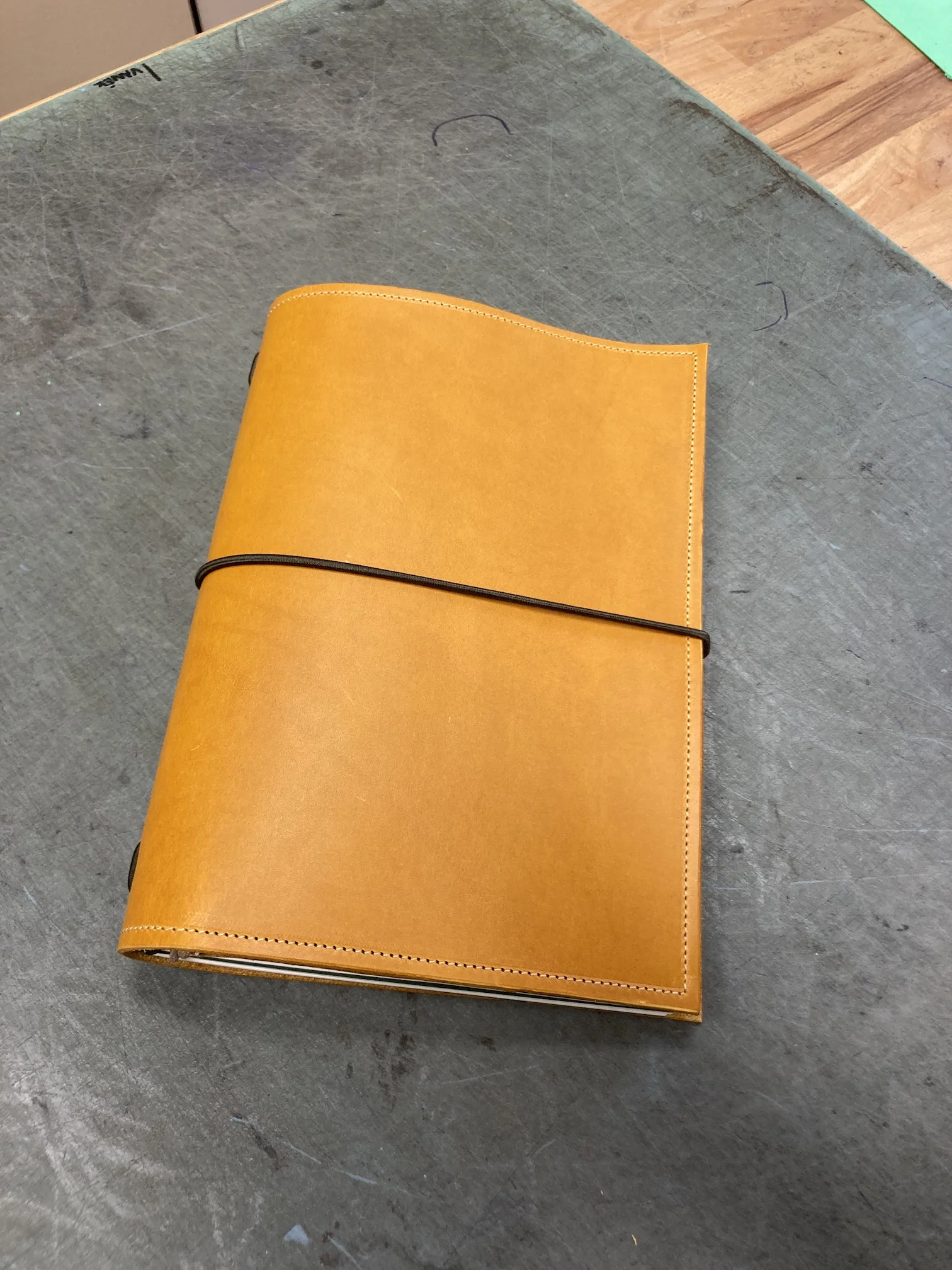 Workshopy práce s kůží: vyrobte si poznámkový blok, opasek nebo psaníčko