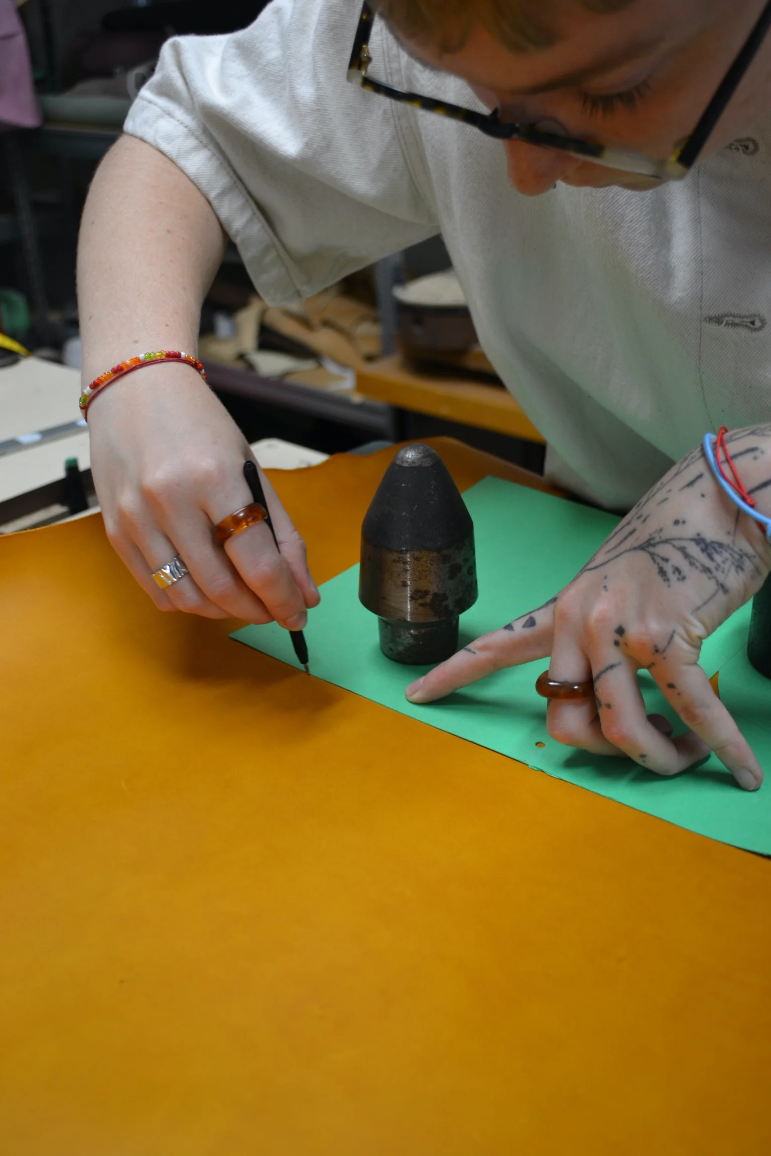 Workshopy práce s kůží: vyrobte si poznámkový blok, opasek nebo psaníčko