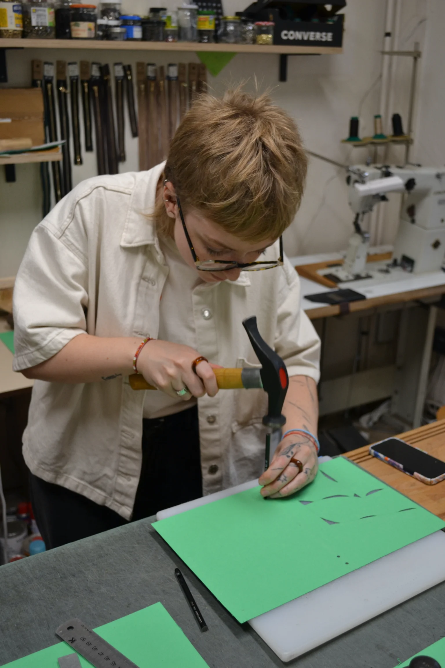 Workshopy práce s kůží: vyrobte si poznámkový blok, opasek nebo psaníčko