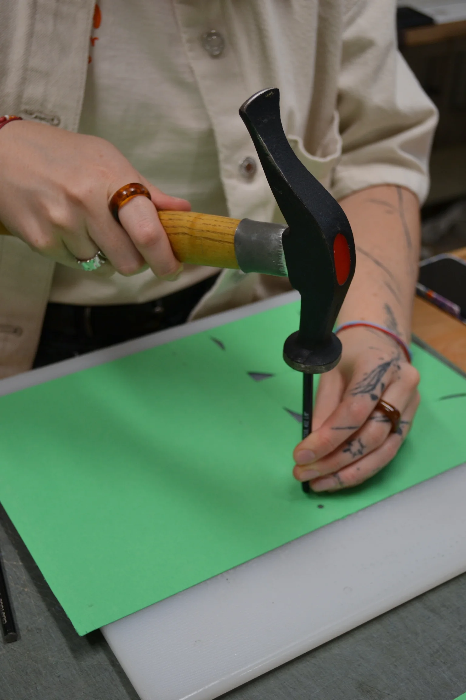 Workshopy práce s kůží: vyrobte si poznámkový blok, opasek nebo psaníčko