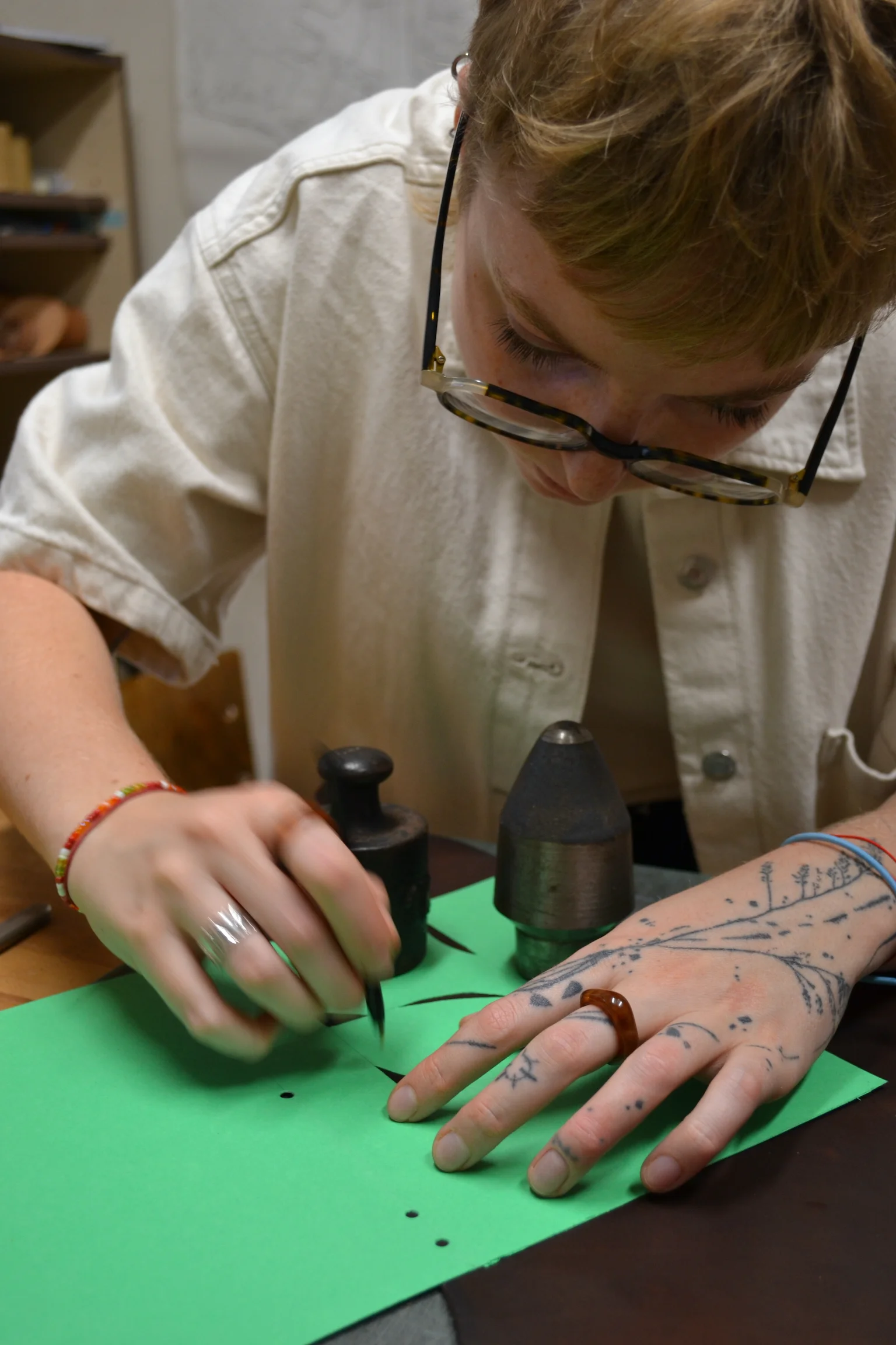 Workshopy práce s kůží: vyrobte si poznámkový blok, opasek nebo psaníčko