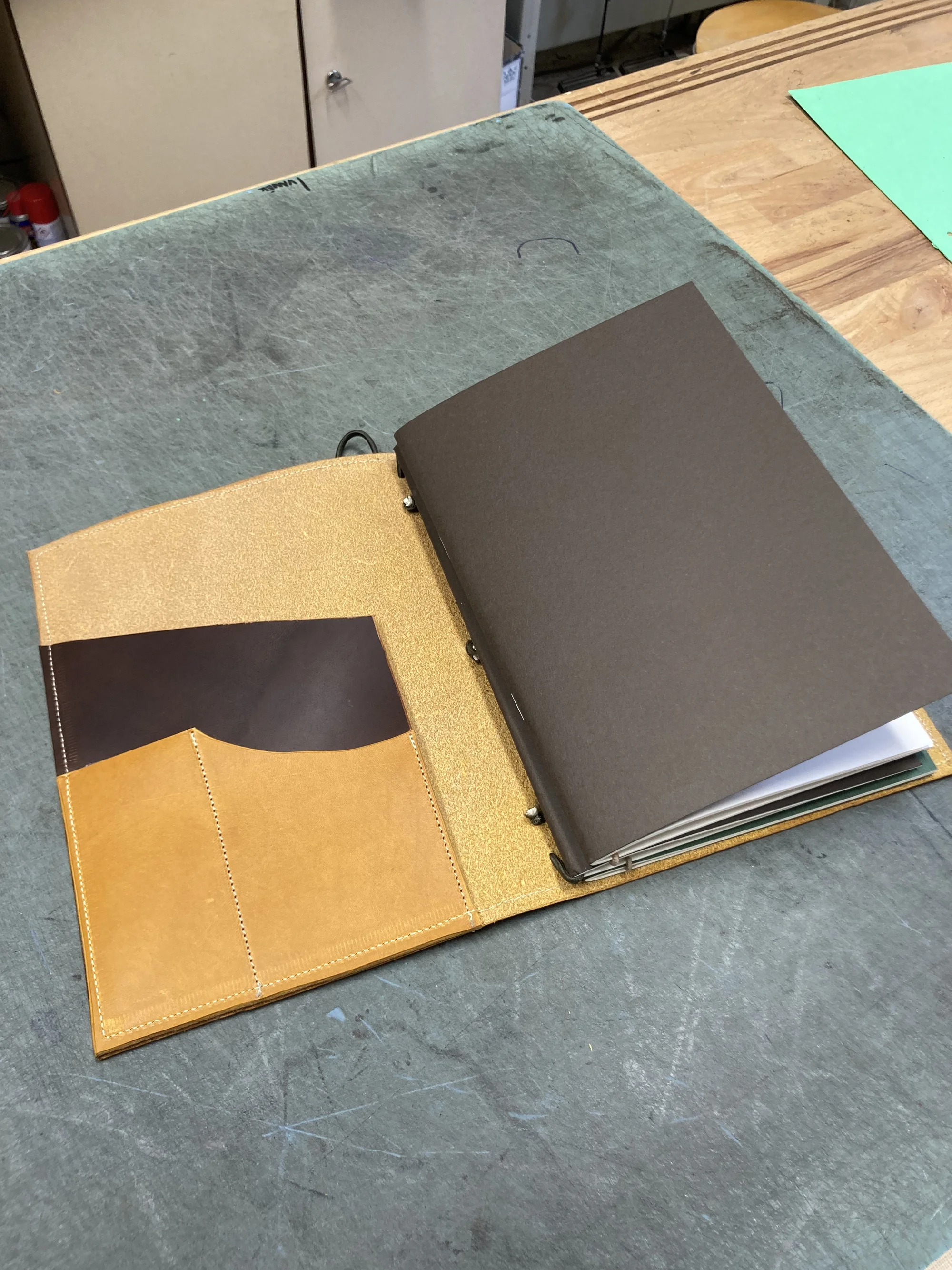 Workshopy práce s kůží: vyrobte si poznámkový blok, opasek nebo psaníčko