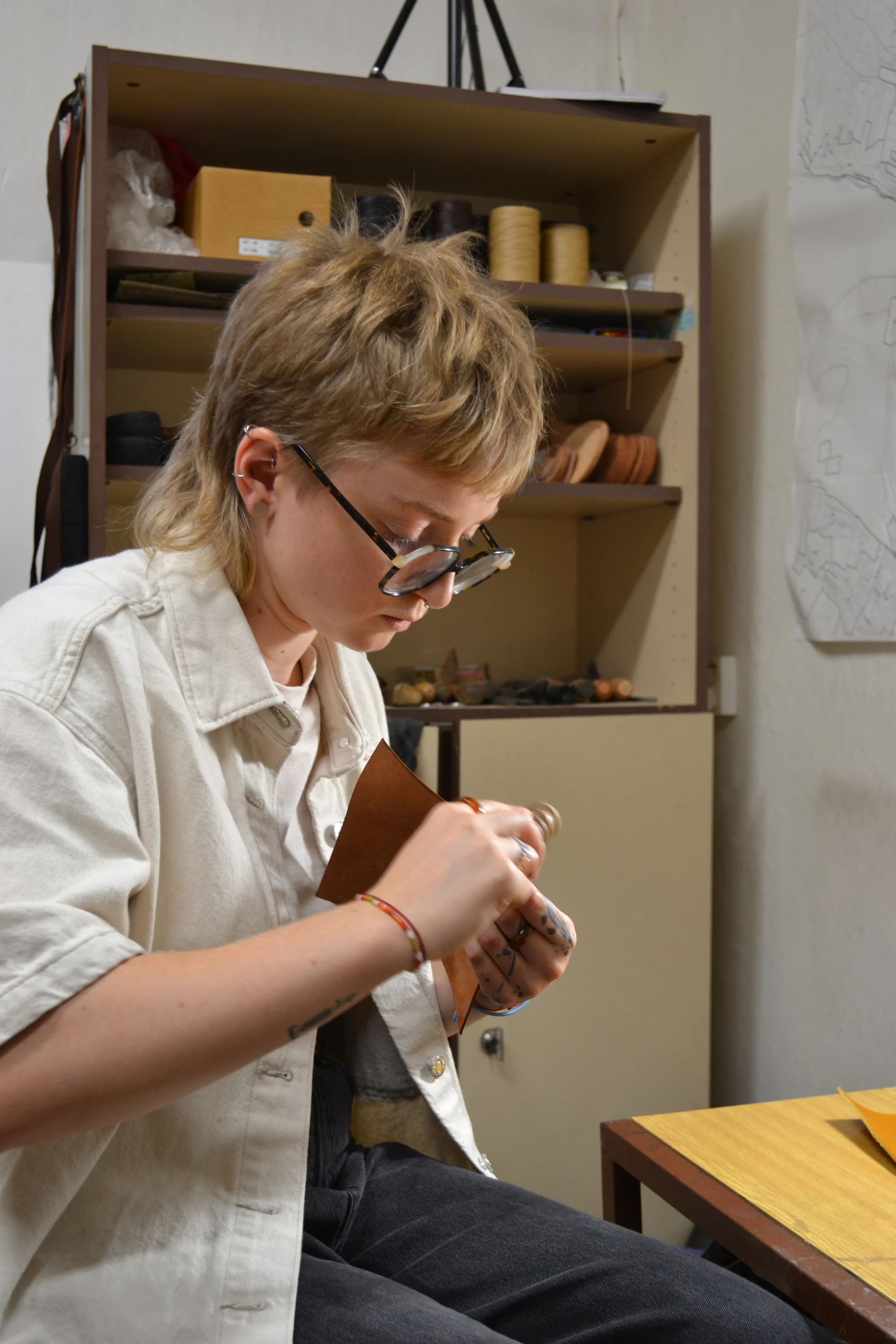 Workshopy práce s kůží: vyrobte si poznámkový blok, opasek nebo psaníčko