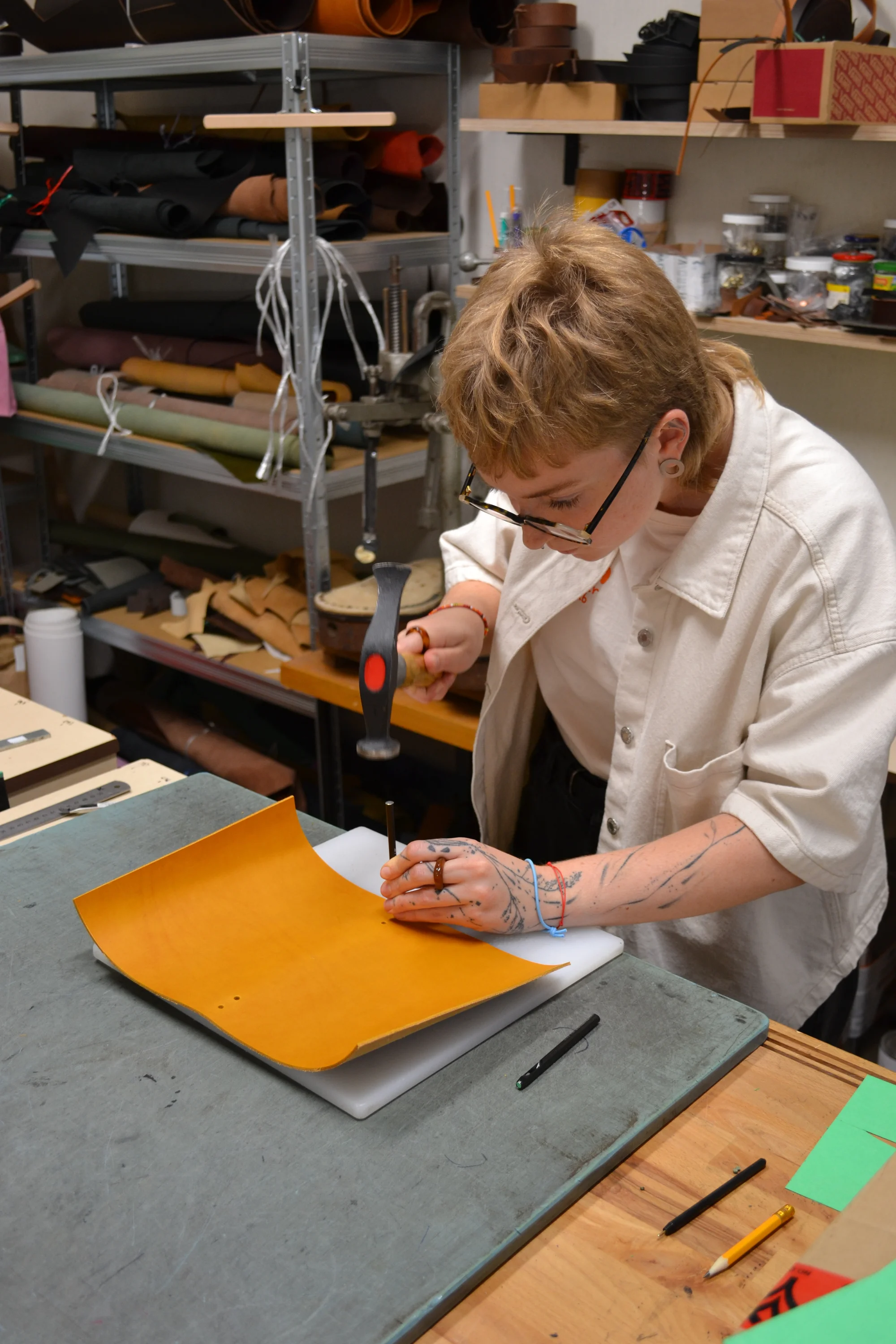 Workshopy práce s kůží: vyrobte si poznámkový blok, opasek nebo psaníčko