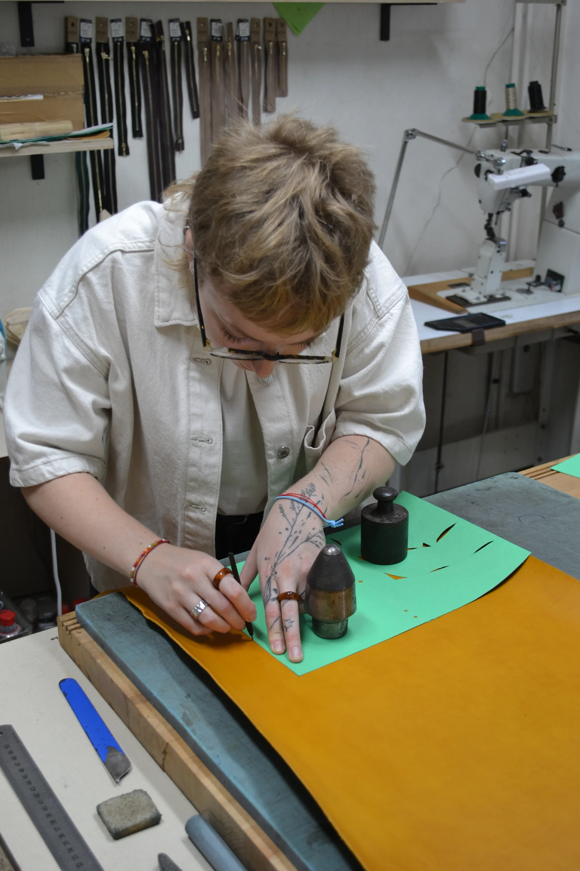 Workshopy práce s kůží: vyrobte si poznámkový blok, opasek nebo psaníčko