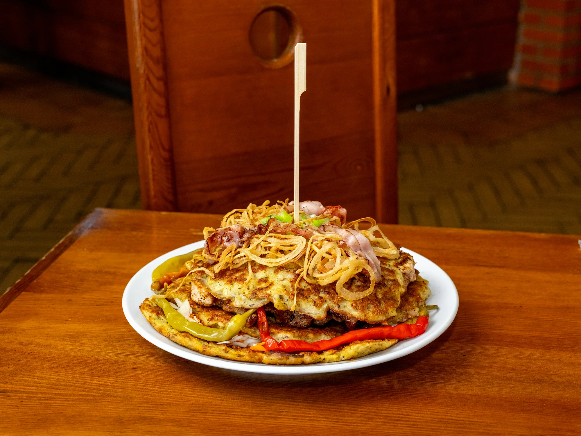 Kilový XXL bramburger s kuřecím a vepřovým masem pro 2–4 osoby