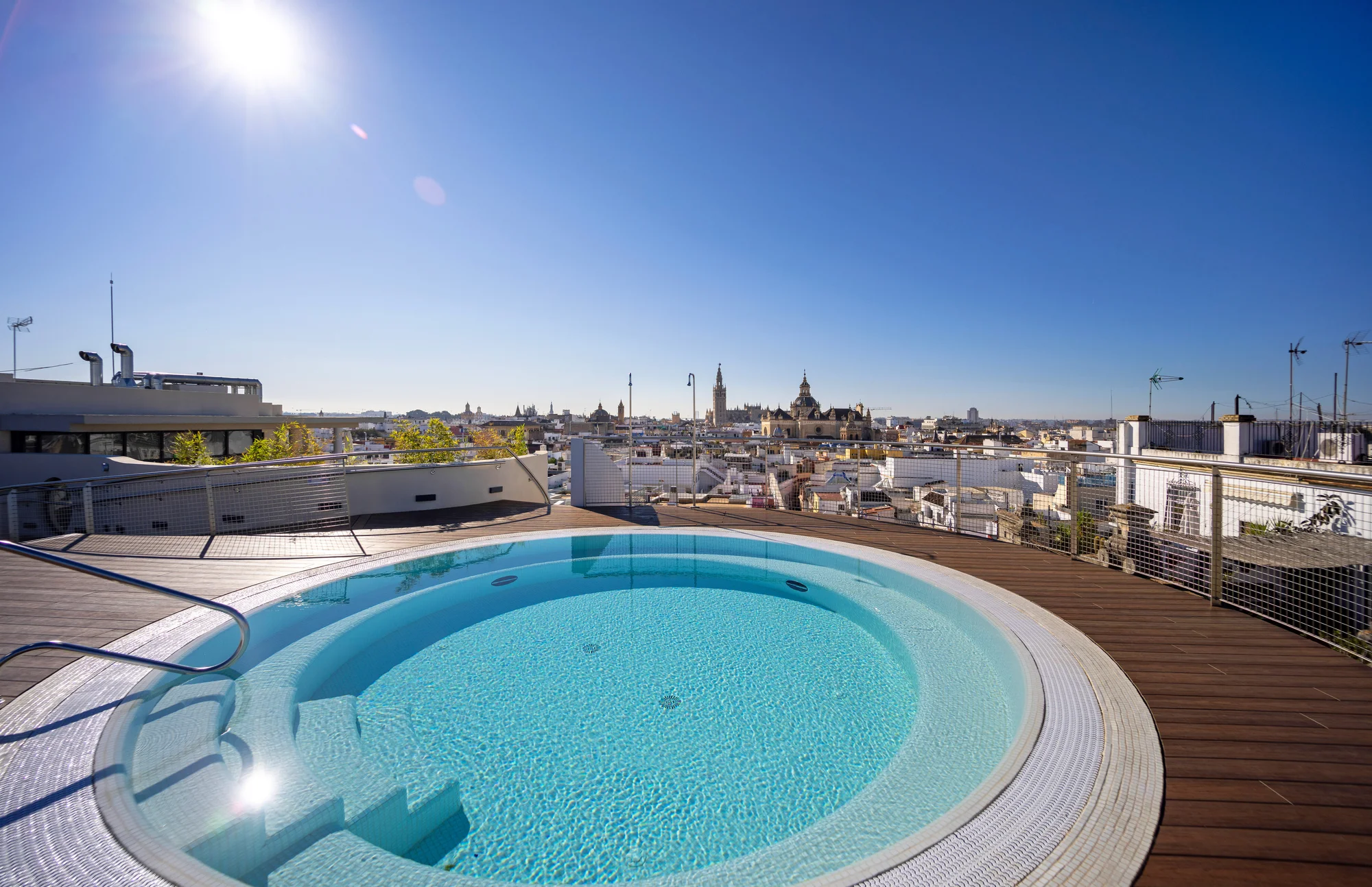 Moderní 4* hotel v centru španělské Sevilly se snídaní a bazénem