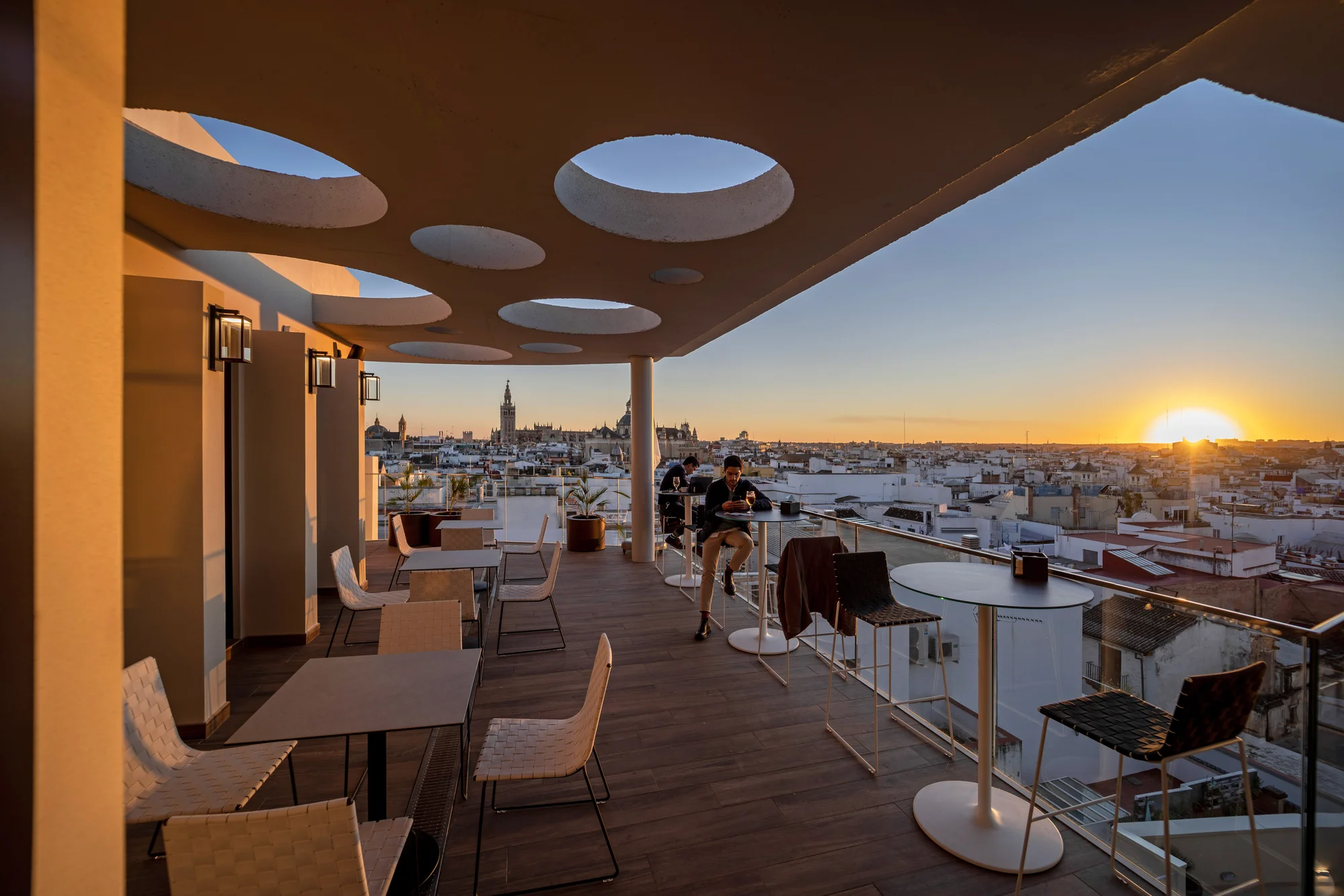 Moderní 4* hotel v centru španělské Sevilly se snídaní a bazénem