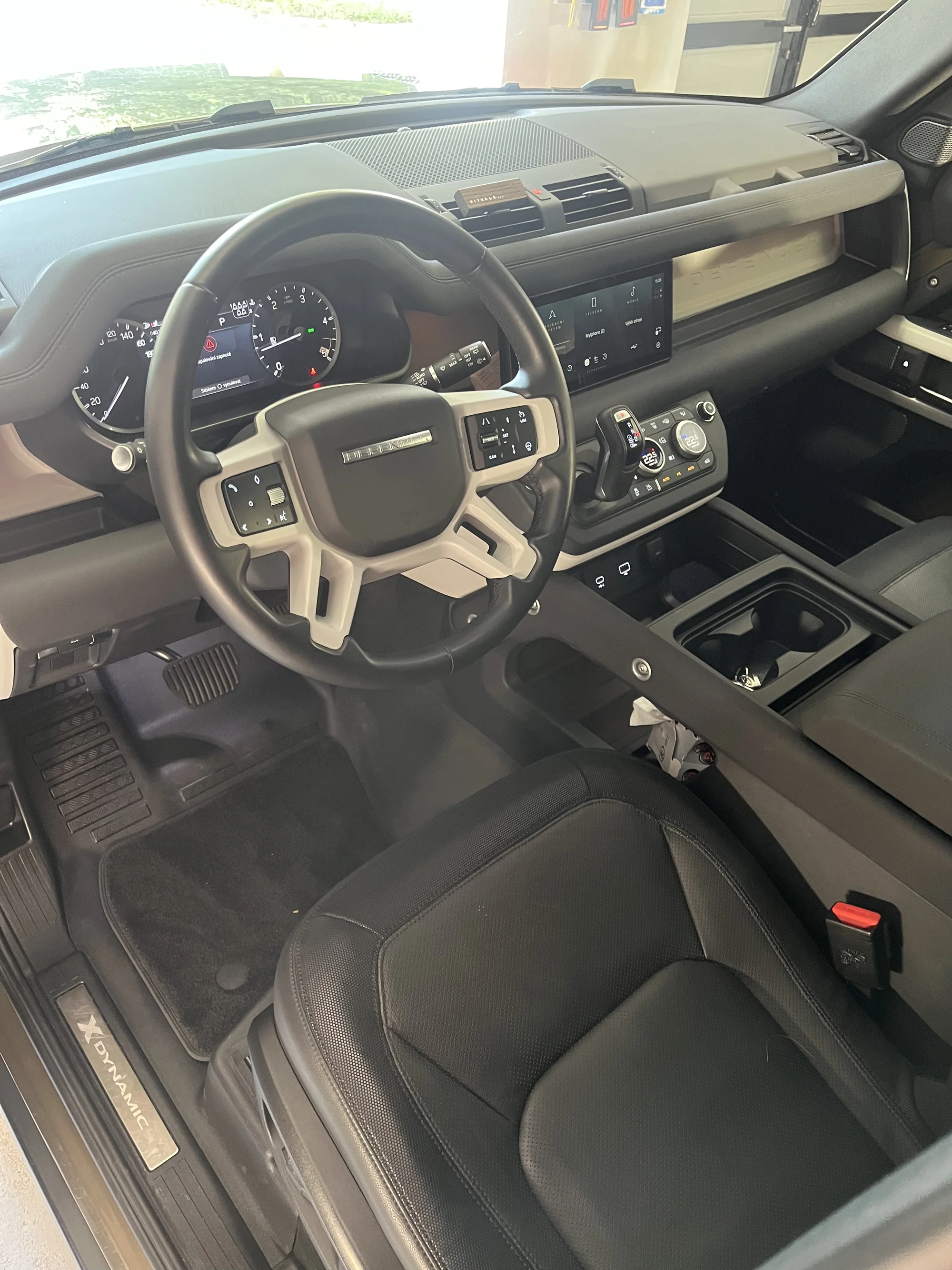 Detailní čištění interiéru i exteriéru vozu včetně ochrany laku keramickým sealantem