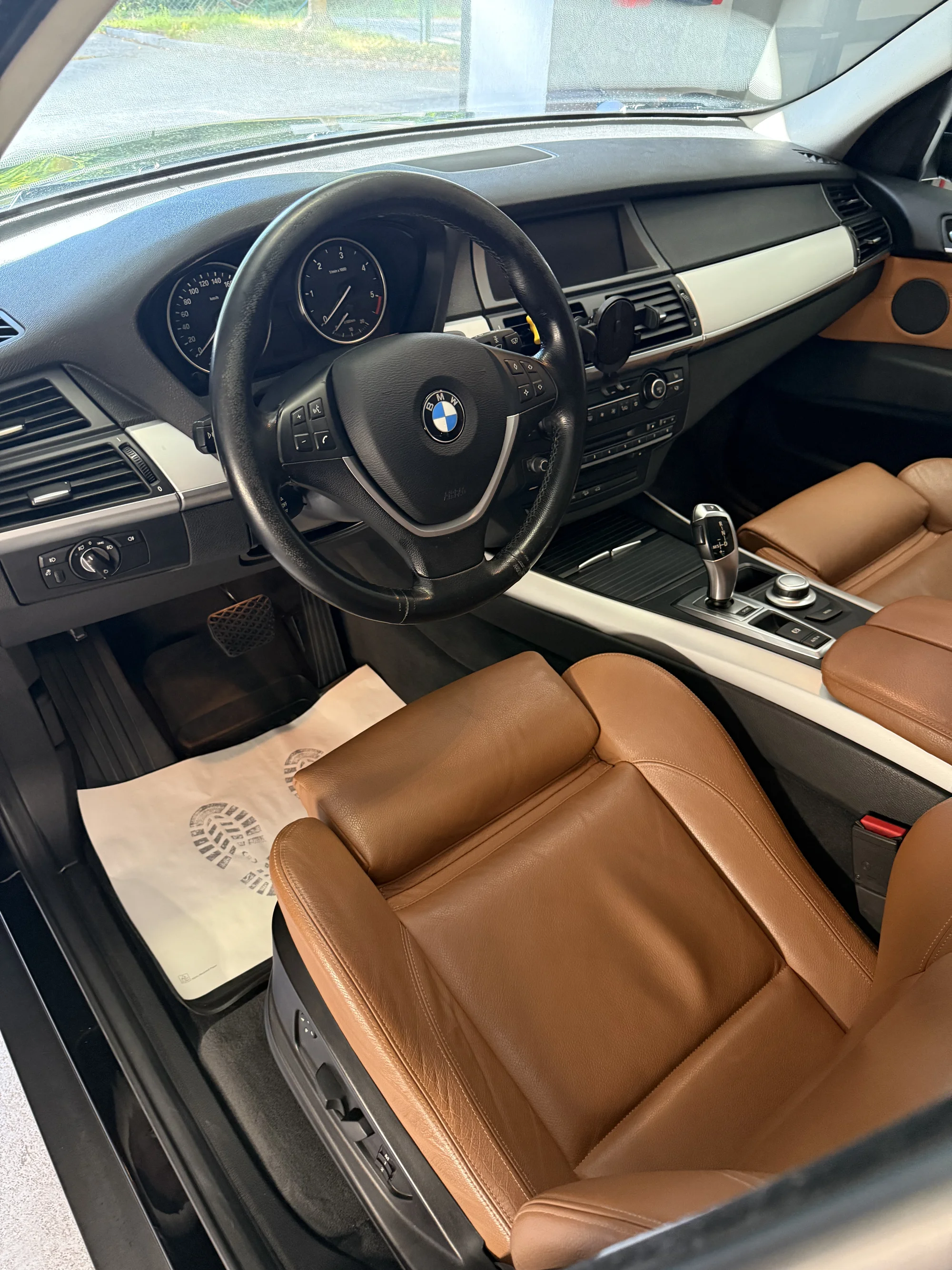 Detailní čištění interiéru i exteriéru vozu včetně ochrany laku keramickým sealantem