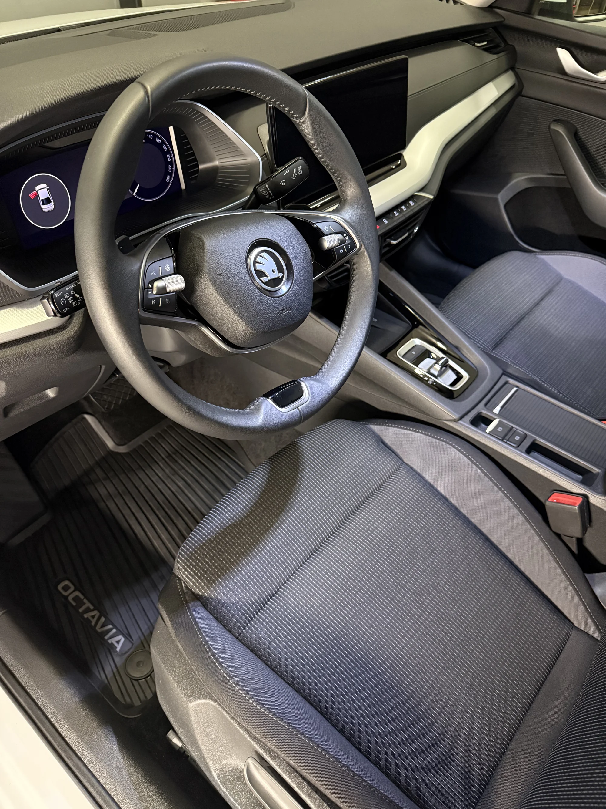 Detailní čištění interiéru i exteriéru vozu včetně ochrany laku keramickým sealantem