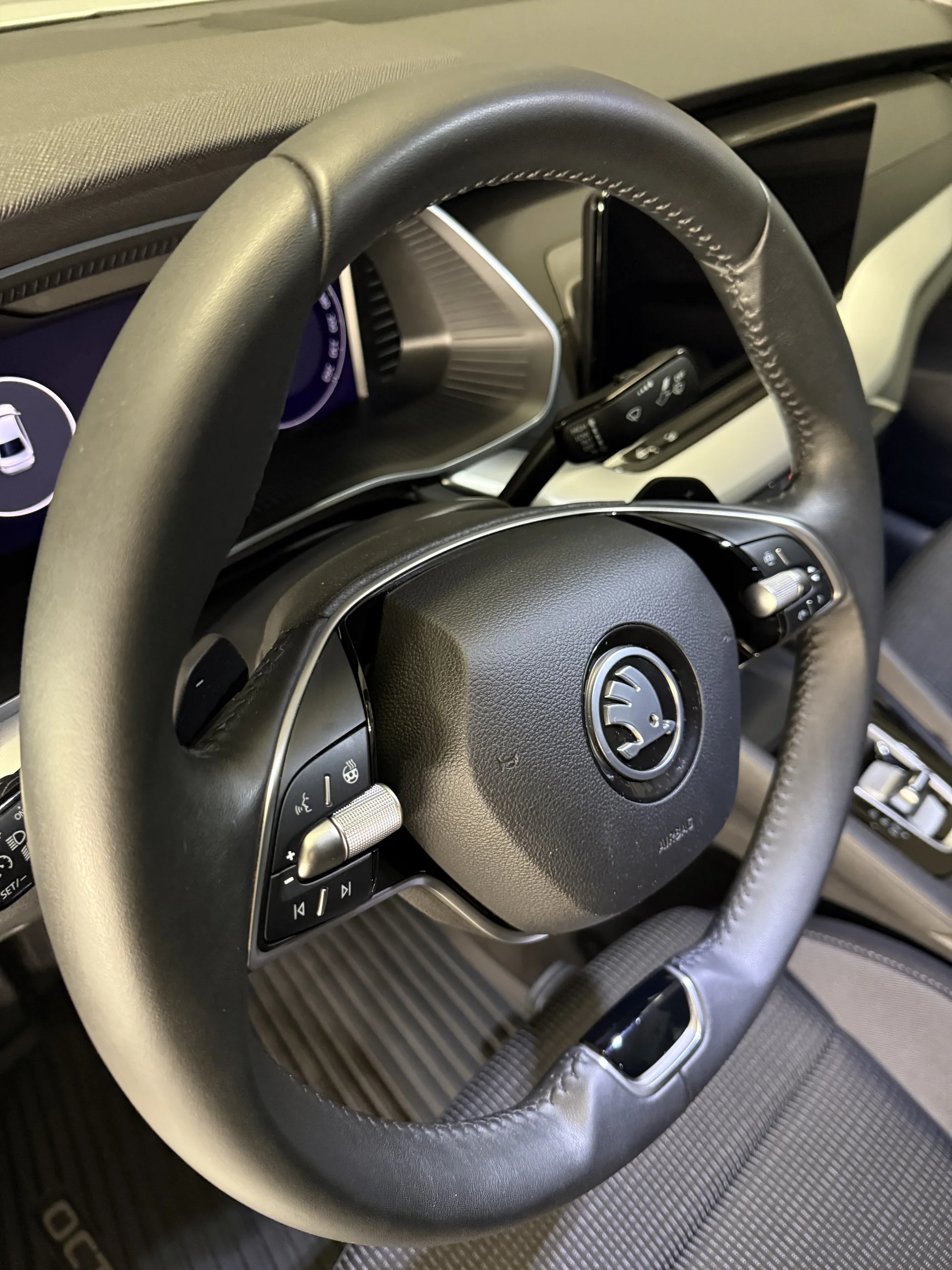 Detailní čištění interiéru i exteriéru vozu včetně ochrany laku keramickým sealantem