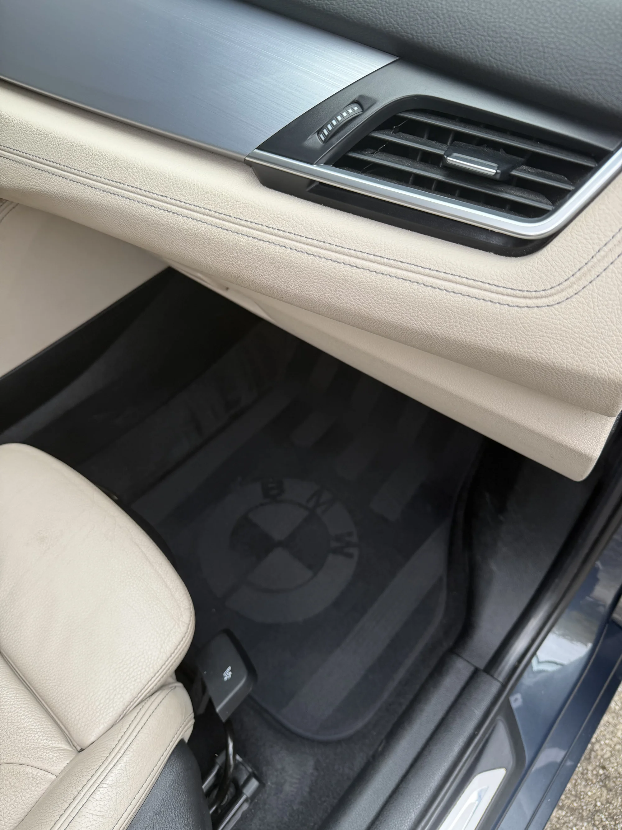 Detailní čištění interiéru i exteriéru vozu včetně ochrany laku keramickým sealantem