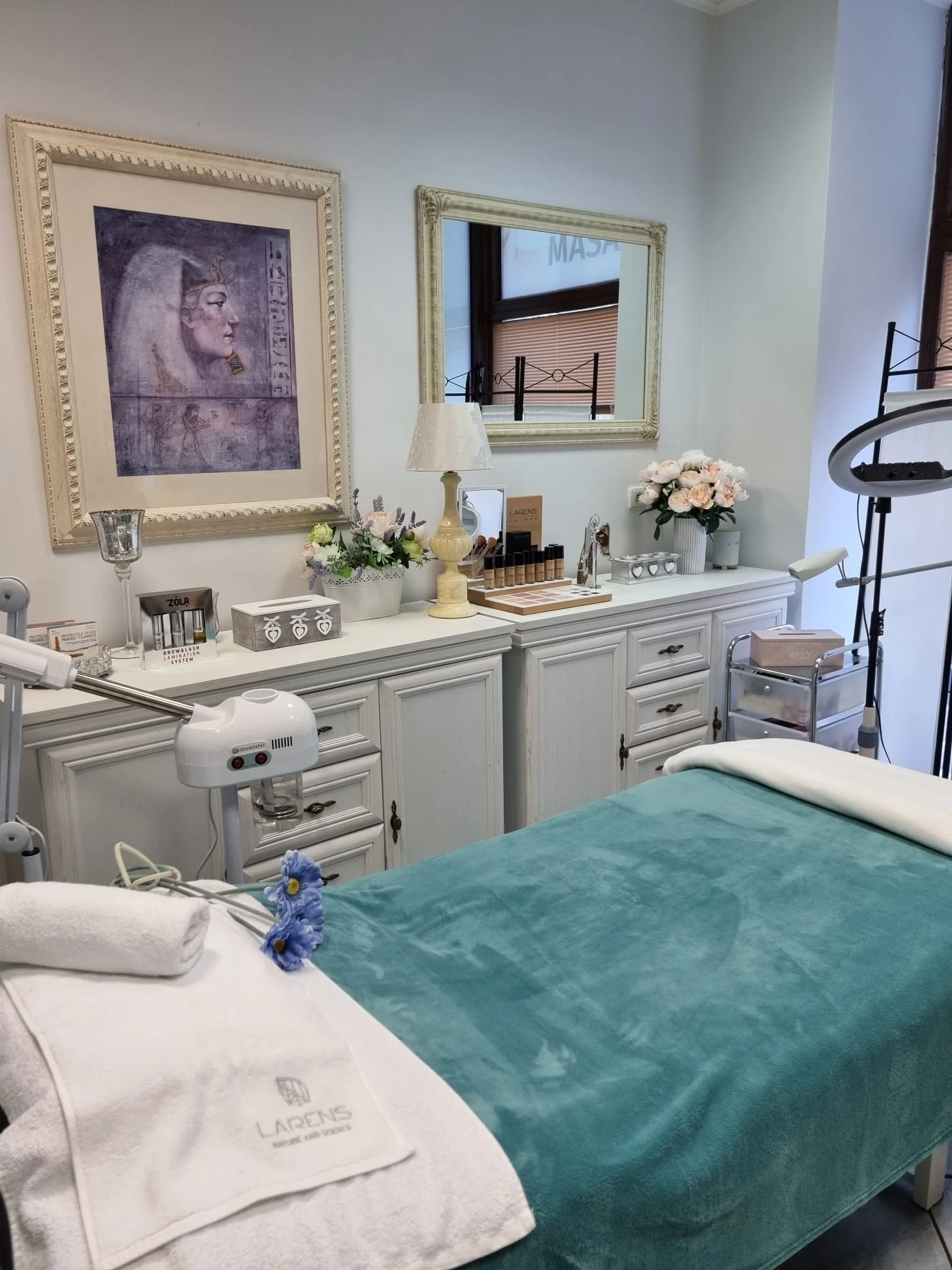 Kosmetické ošetření pleti kyselinou hyaluronovou a ultrazvukovou špachtlí i masáž dekoltu a obličeje