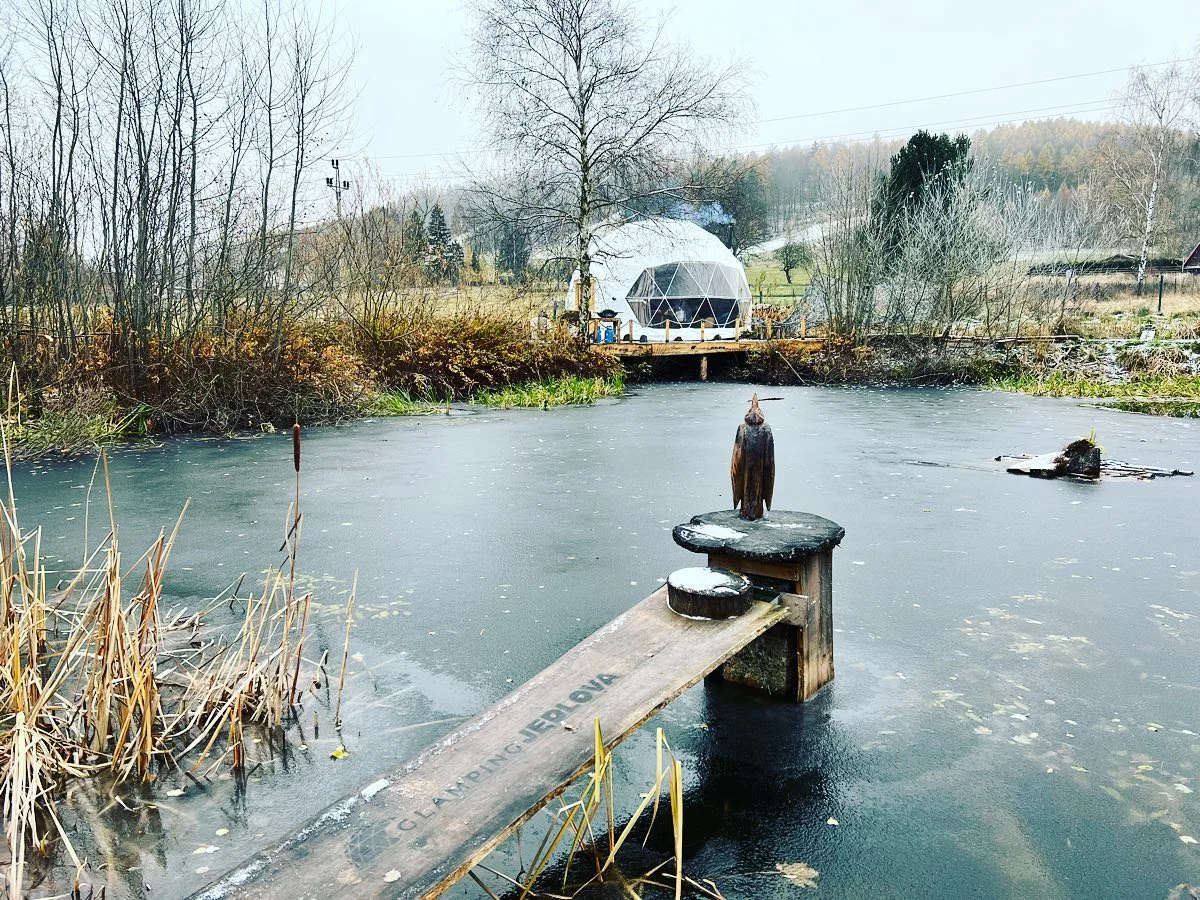 Glamping na severu Čech s rybníkem a horkou lázní: ubytování až pro 6 osob