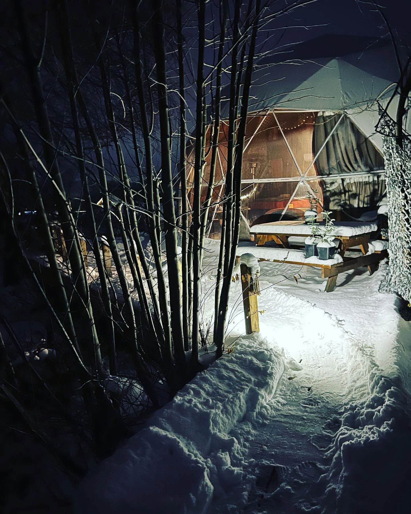 Glamping na severu Čech s rybníkem a horkou lázní: ubytování až pro 6 osob