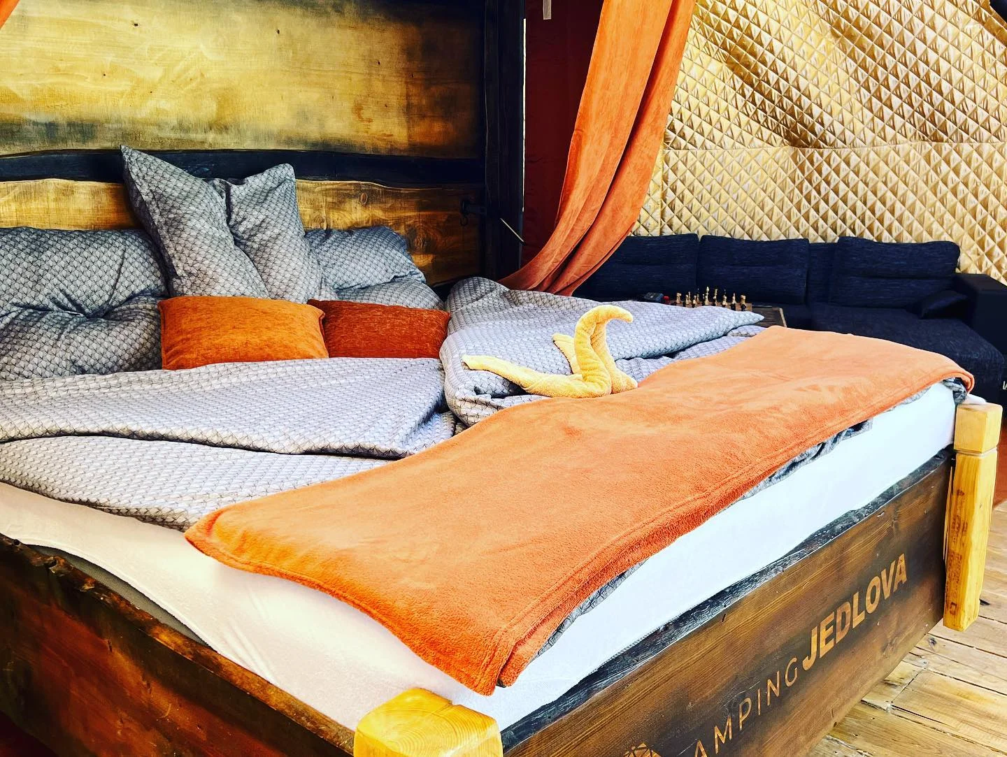 Glamping na severu Čech s rybníkem a horkou lázní: ubytování až pro 6 osob